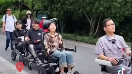 Chán xe máy điện, giới trẻ Trung Quốc đổ xô mua 'xe lăn điện'   - Ảnh 2.