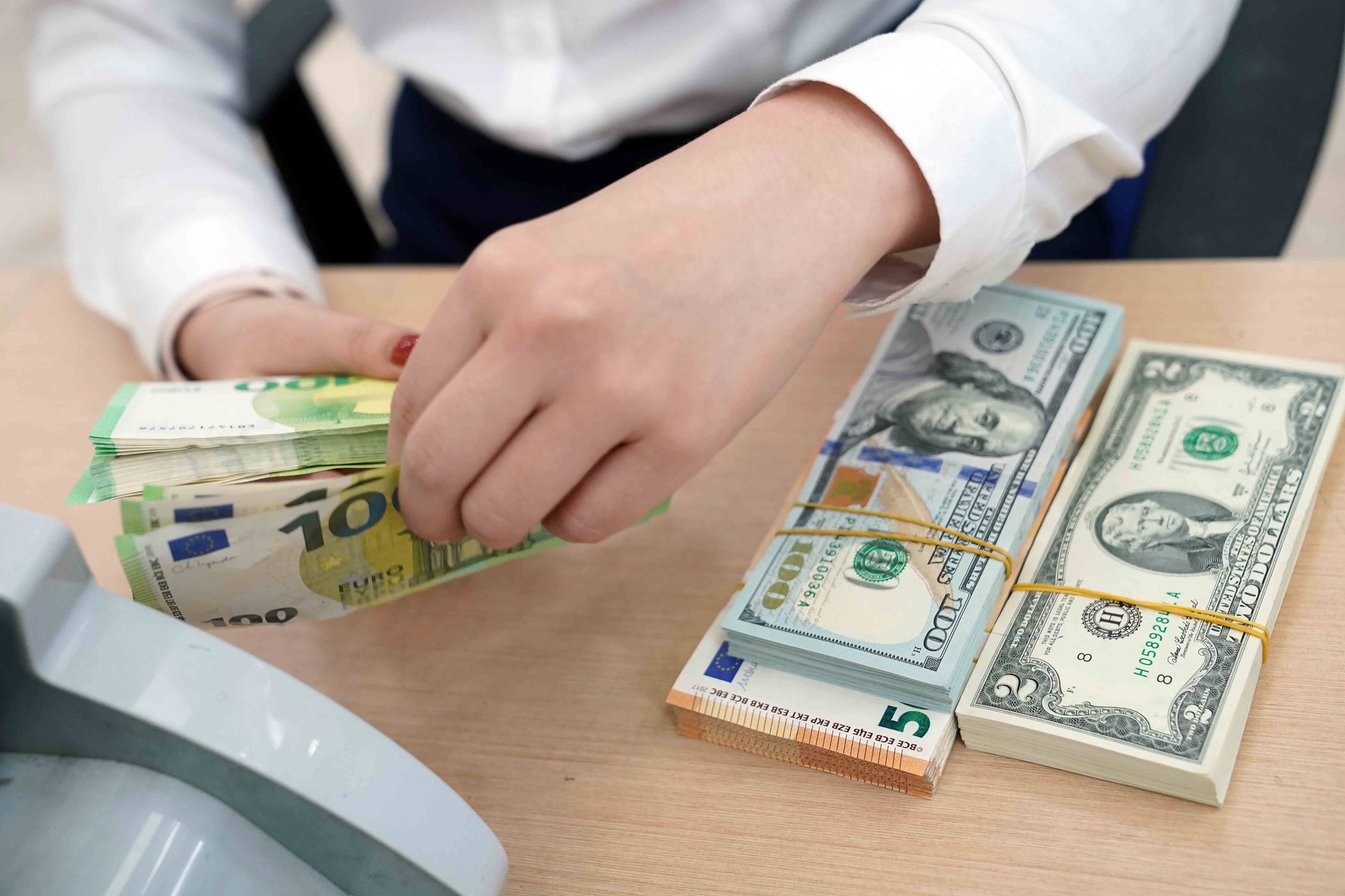 Giá USD hôm nay 2.9.2023: Tự do giảm, quốc tế tăng mạnh - Ảnh 1. Giá USD hôm nay 2.9.2023: Tự do giảm, quốc tế tăng mạnh - Ảnh 1.