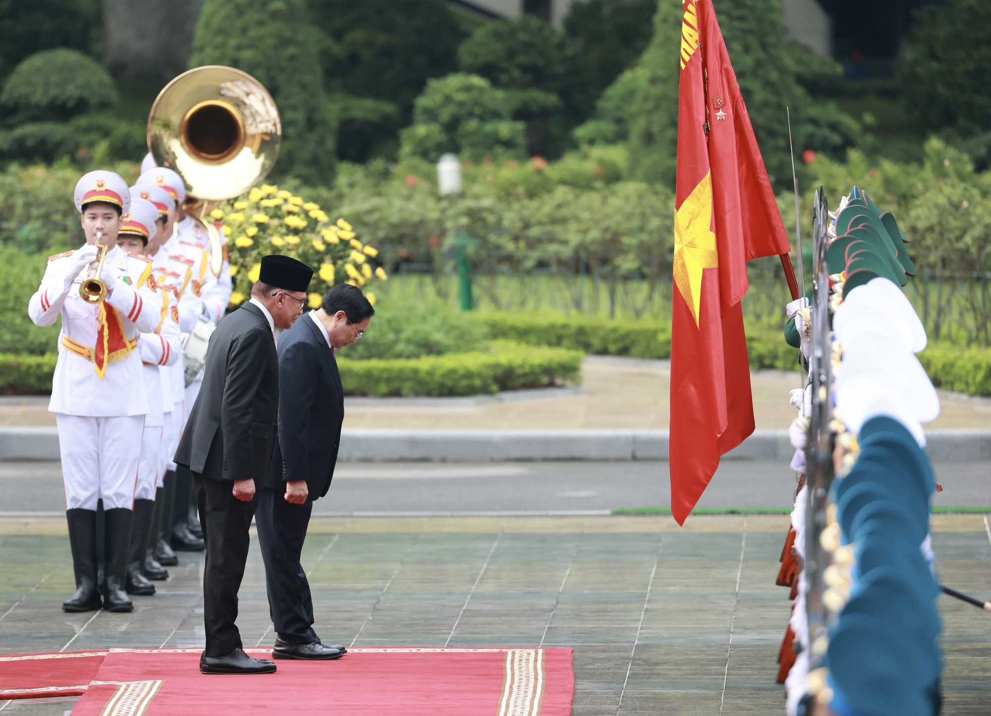 Thủ tướng Phạm Minh Chính chủ trì lễ đón Thủ tướng Malaysia Anwar Ibrahim - Ảnh 2.