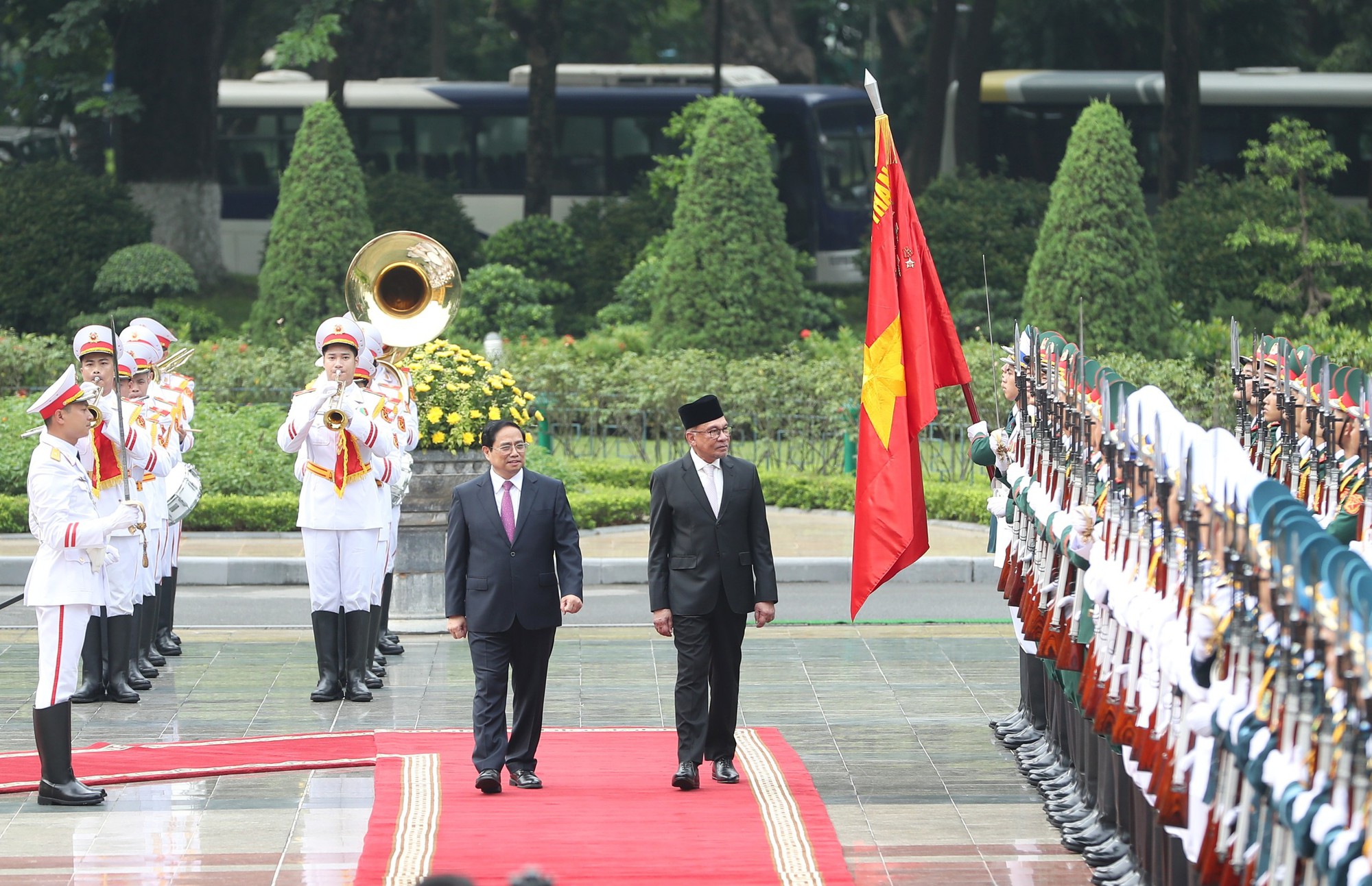 Thủ tướng Phạm Minh Chính chủ trì lễ đón Thủ tướng Malaysia Anwar Ibrahim - Ảnh 3.