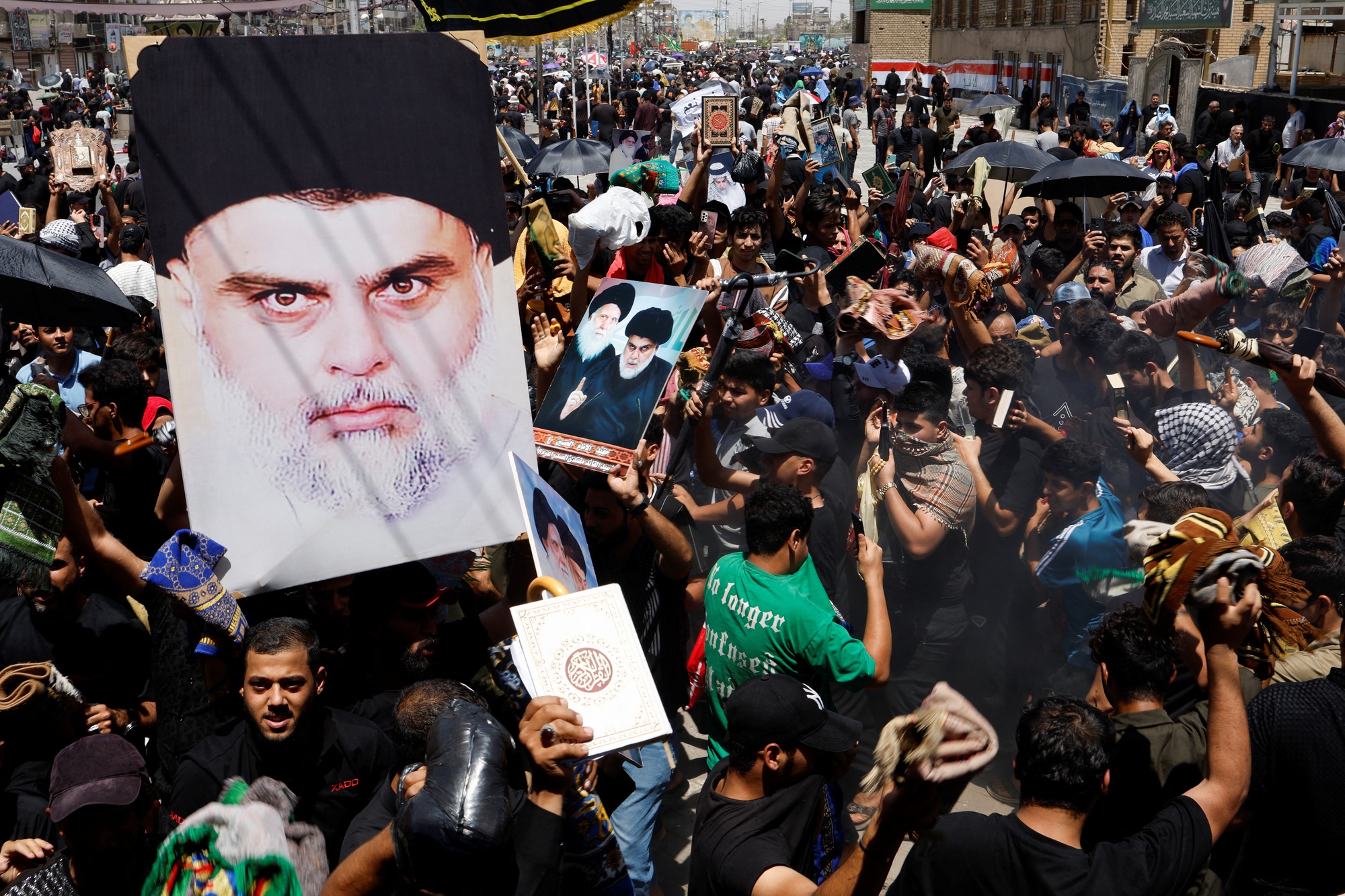 Giáo sĩ quyền lực Iraq Muqtada al-Sadr là ai? - Ảnh 1.