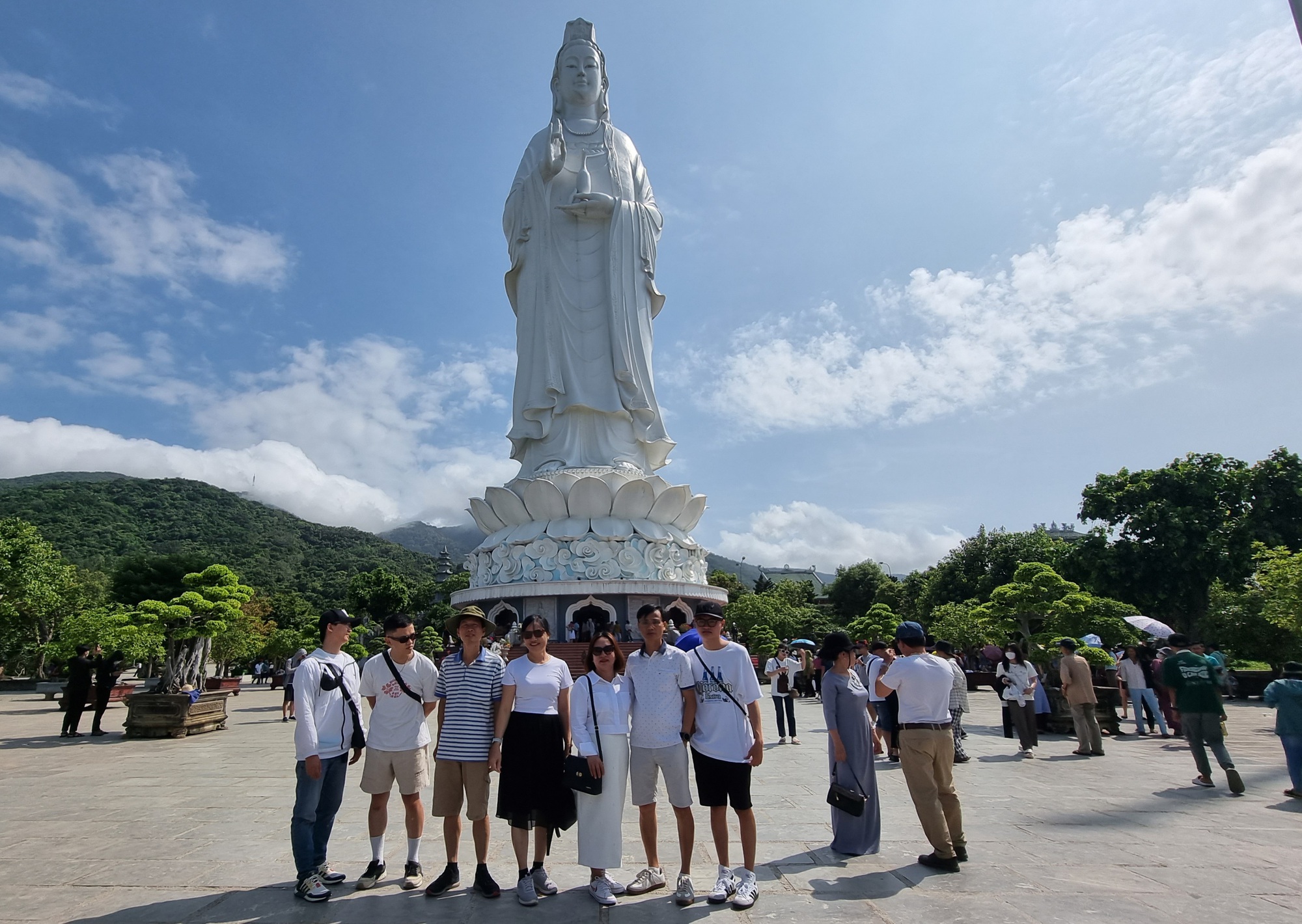Du khách nườm nượp đổ về Đà Nẵng tắm biển, viếng chùa Linh Ứng   - Ảnh 9.
