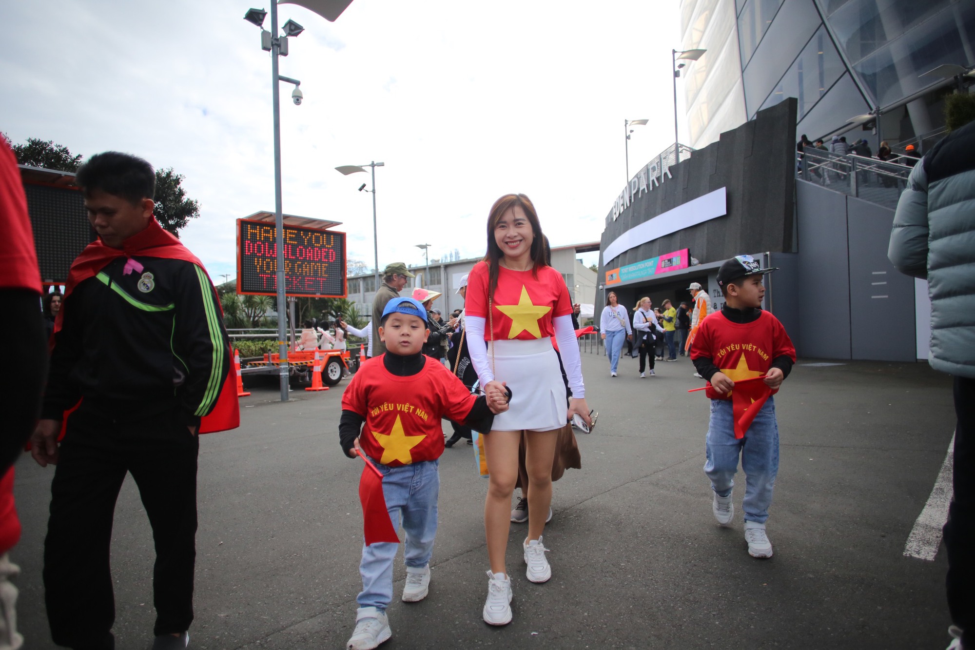 Xúc động hình ảnh cờ Tổ quốc xuất hiện ở sự kiện lịch sử của đội tuyển nữ Việt Nam - Ảnh 8.