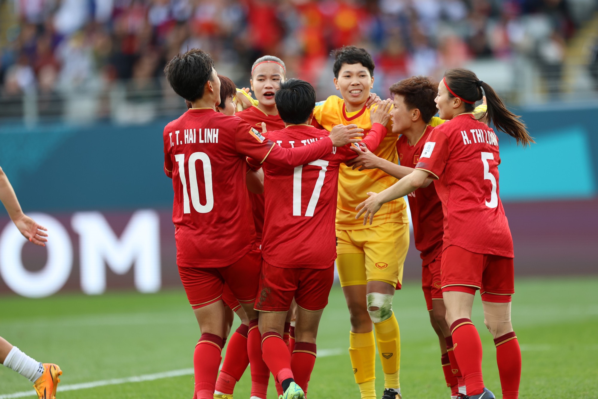 Các cầu thủ đội tuyển nữ Việt Nam chúc mừng sau khi thủ môn Kim Thanh đẩy được quả 11m của đội Ý