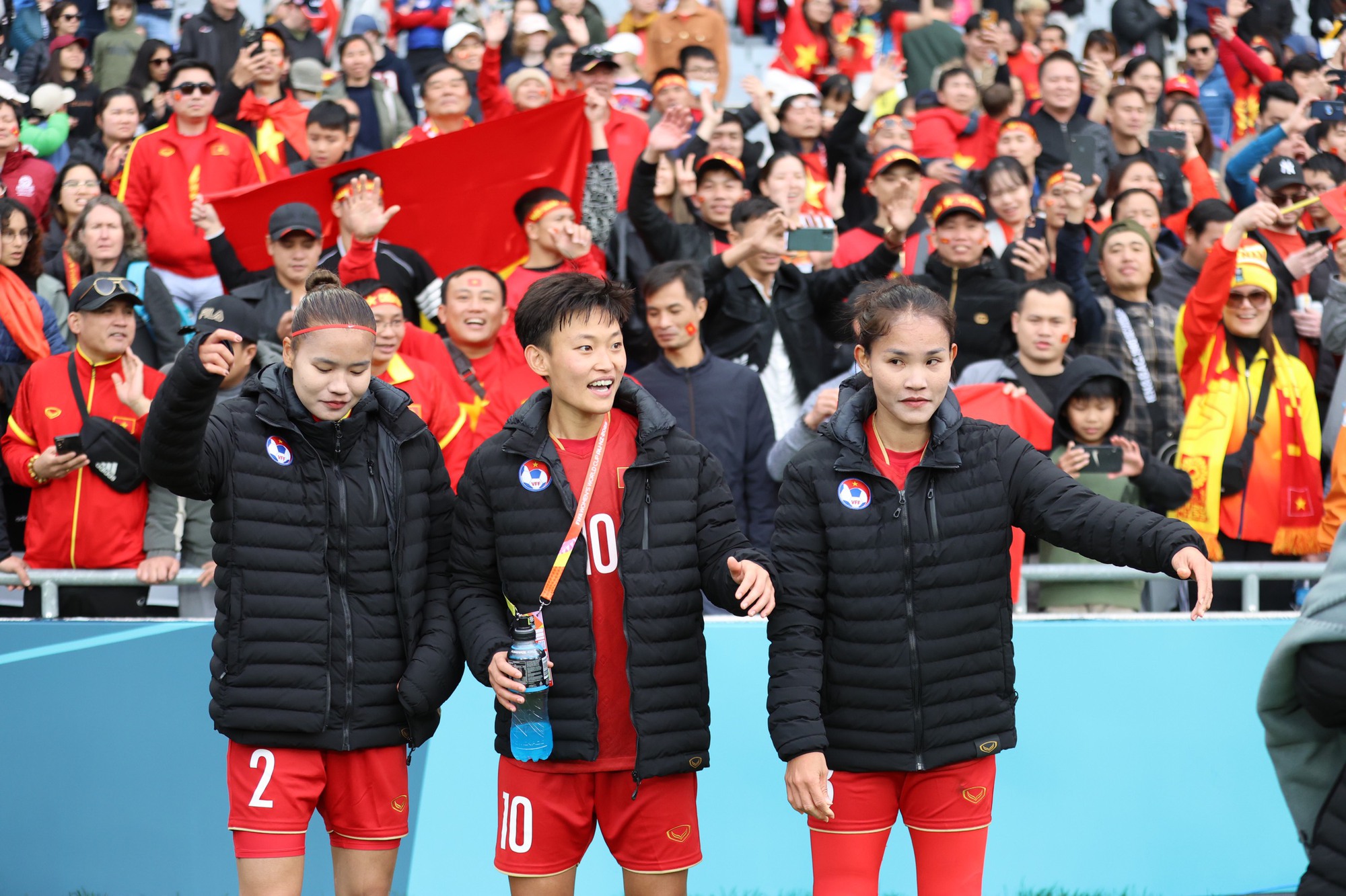 Đội tuyển nữ Việt Nam cảm ơn khán giả, Hoàng Thị Loan xinh xắn chụp cùng CĐV - Ảnh 14.