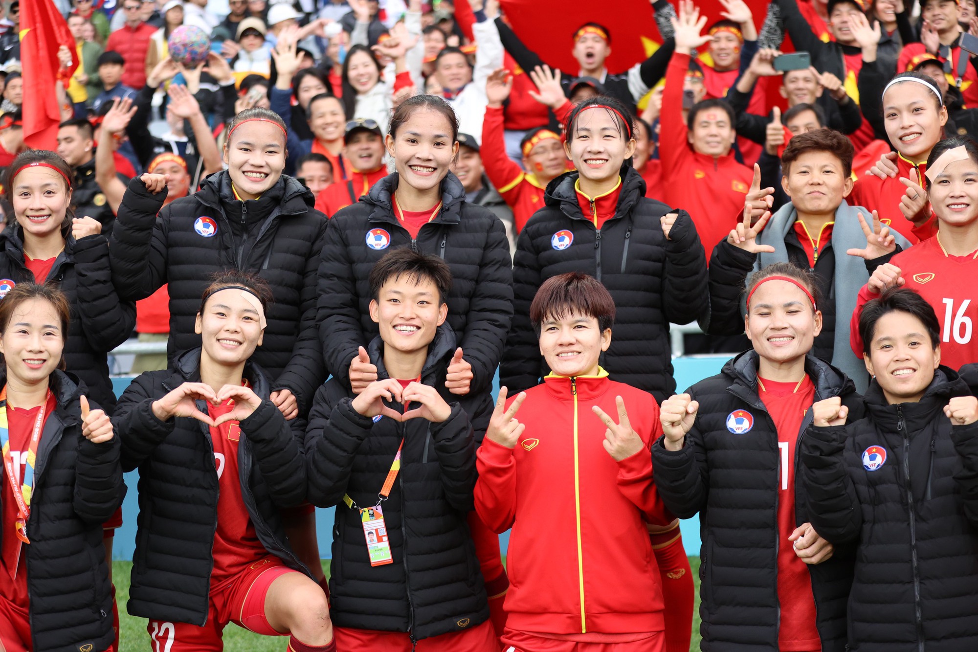Đội tuyển nữ Việt Nam cảm ơn khán giả, Hoàng Thị Loan xinh xắn chụp cùng CĐV - Ảnh 10.