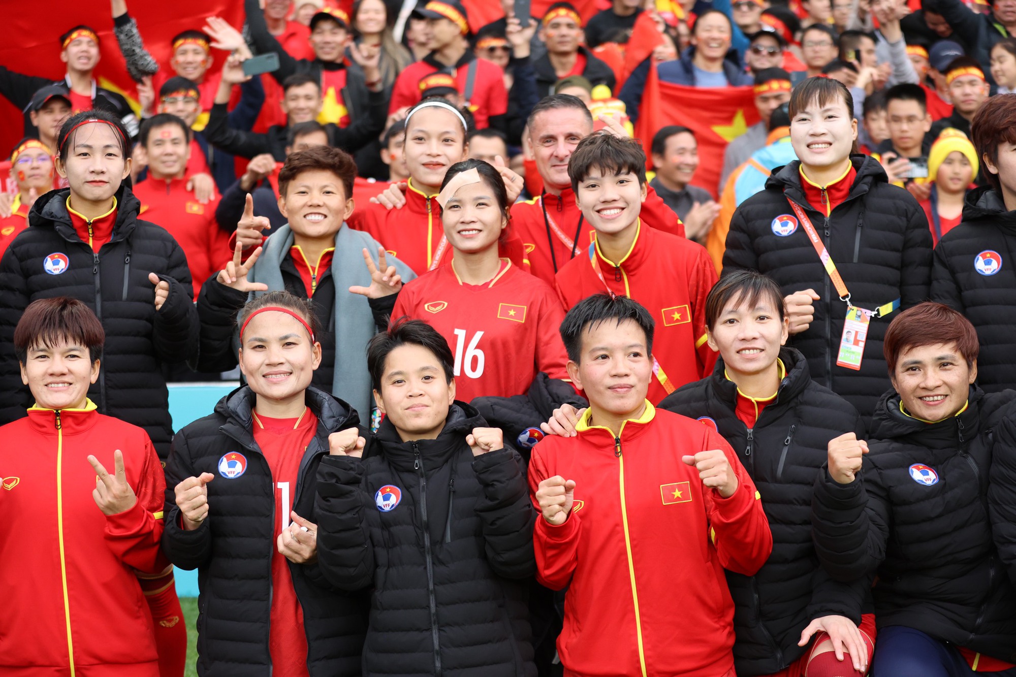 Đội tuyển nữ Việt Nam cảm ơn khán giả, Hoàng Thị Loan xinh xắn chụp cùng CĐV - Ảnh 11.