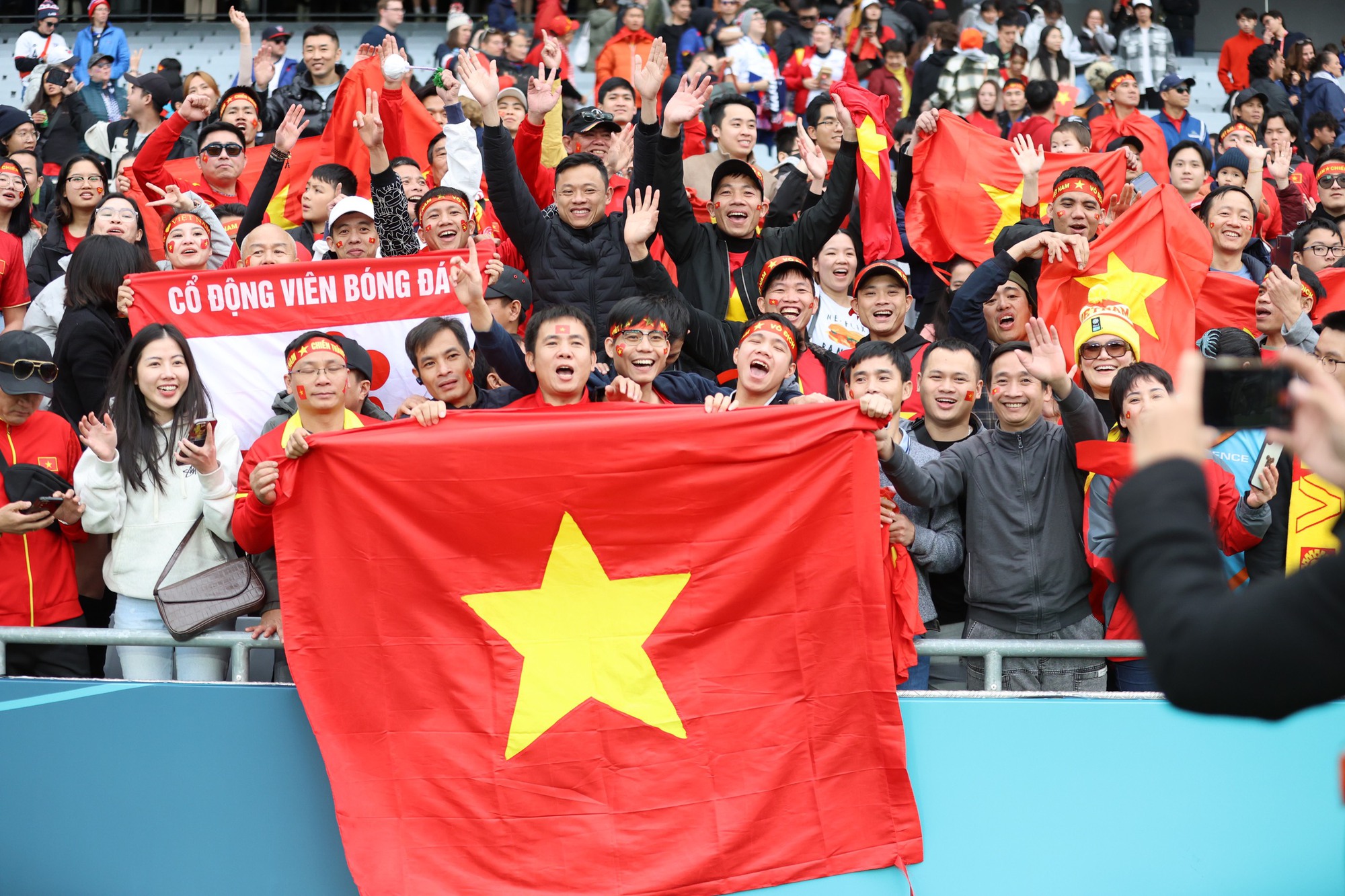 Đội tuyển nữ Việt Nam cảm ơn khán giả, Hoàng Thị Loan xinh xắn chụp cùng CĐV - Ảnh 1.