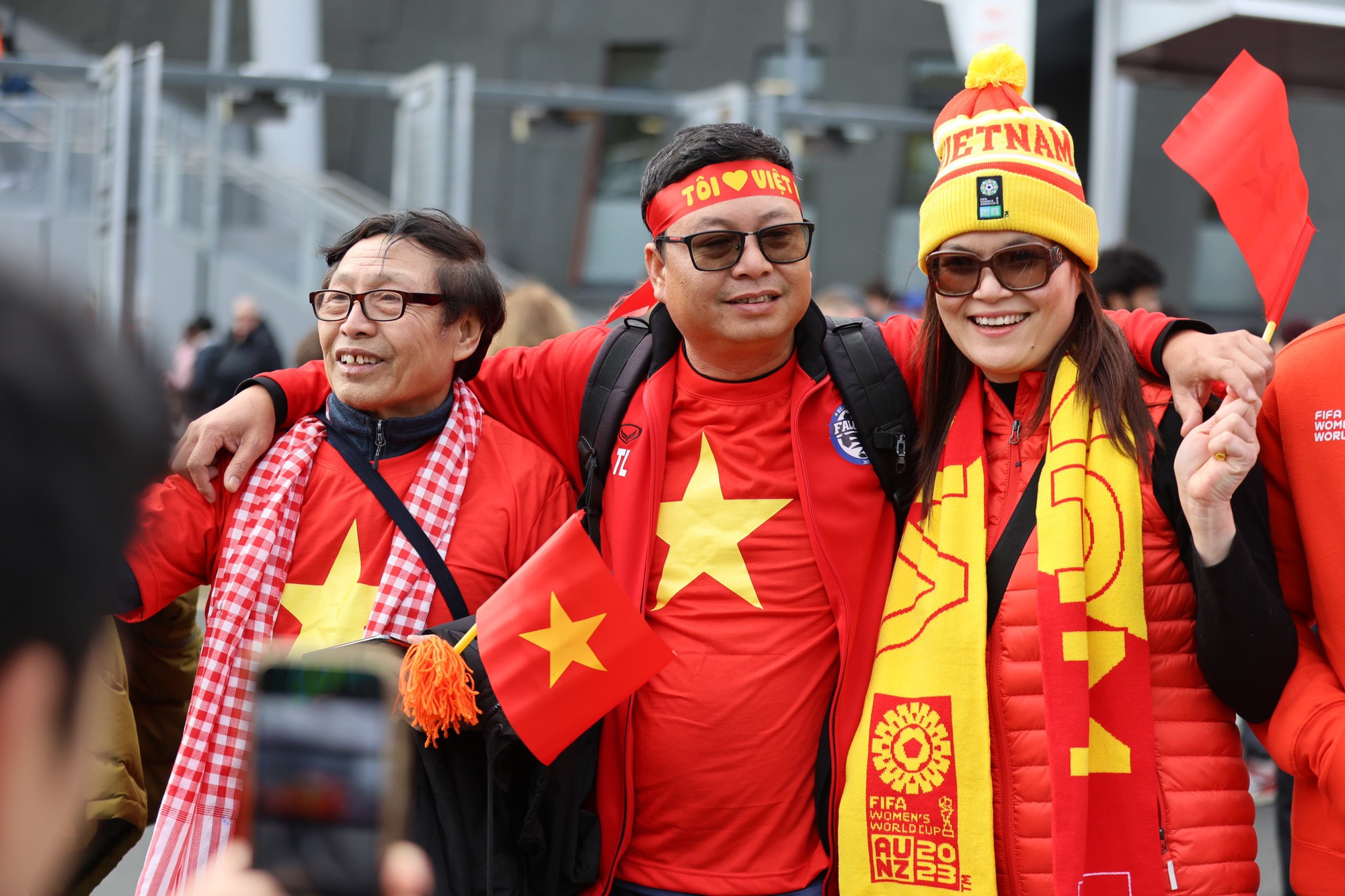 Xúc động hình ảnh cờ Tổ quốc xuất hiện ở sự kiện lịch sử của đội tuyển nữ Việt Nam - Ảnh 5.