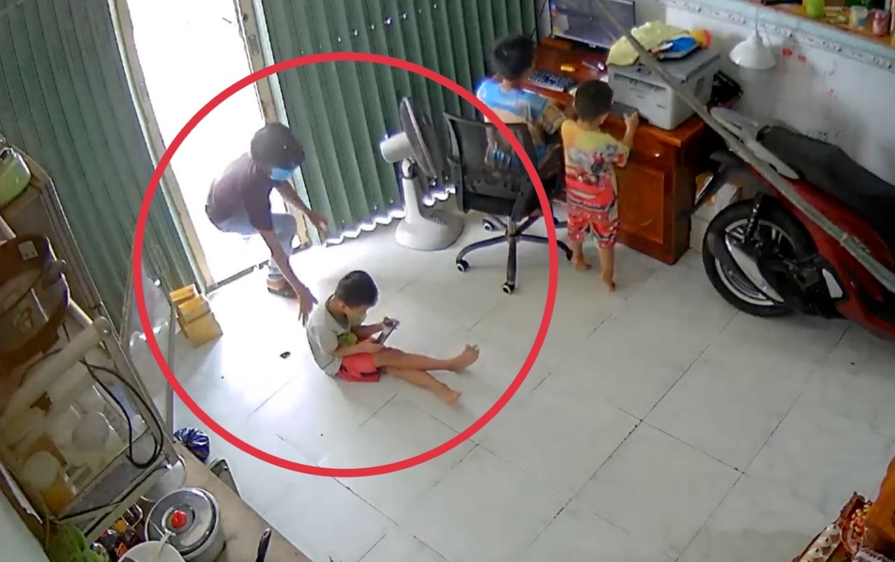 Ngồi chơi trong nhà, bé trai 8 tuổi ‘đứng hình’ khi bị người lạ giật điện thoại   - Ảnh 1.