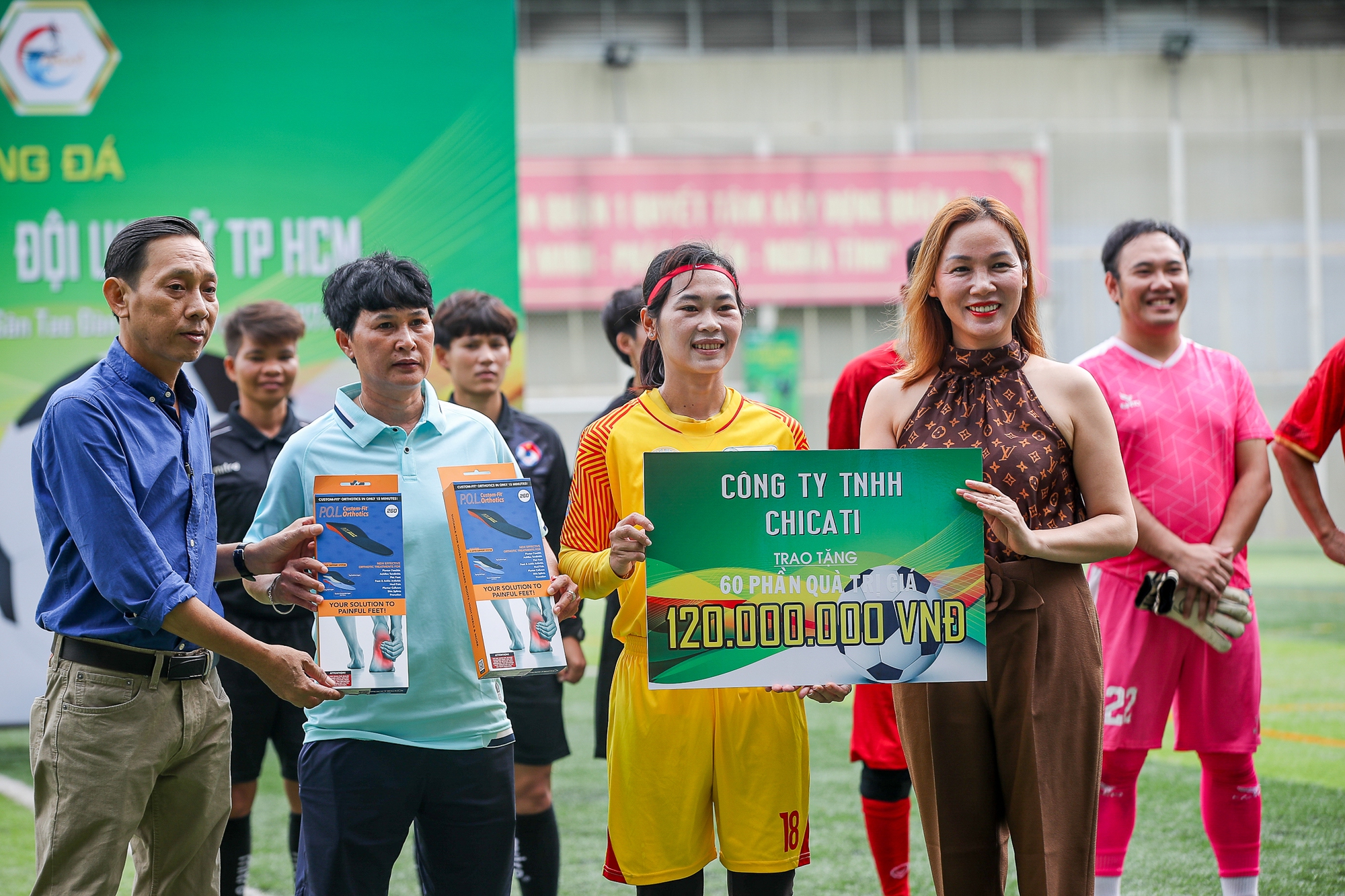 Đội tuyển nữ U.19 TP.HCM nhận các phần quà đặc biệt trước thềm giải U.19 VĐQG 2023