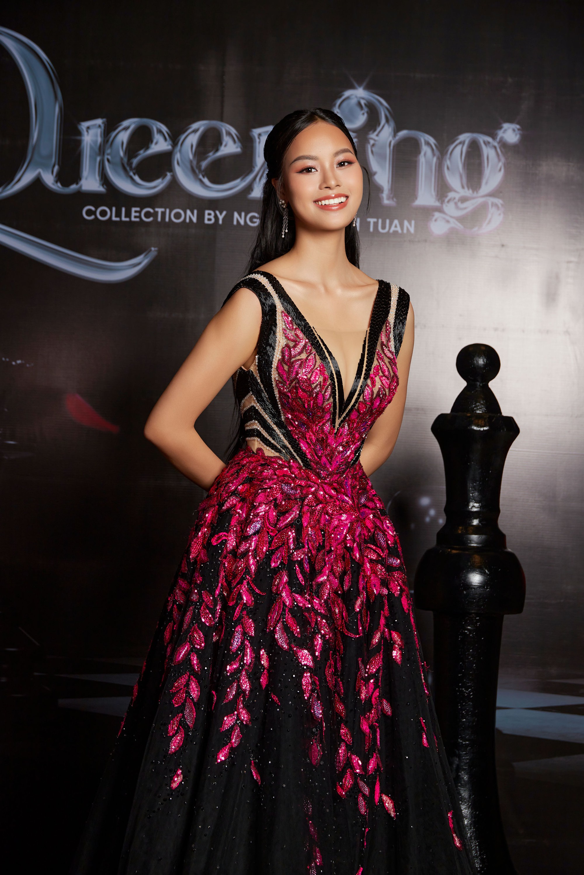 Hoa hậu Huỳnh Trần Ý Nhi gợi cảm khi diện váy của Nguyễn Minh Tuấn - Ảnh 3.