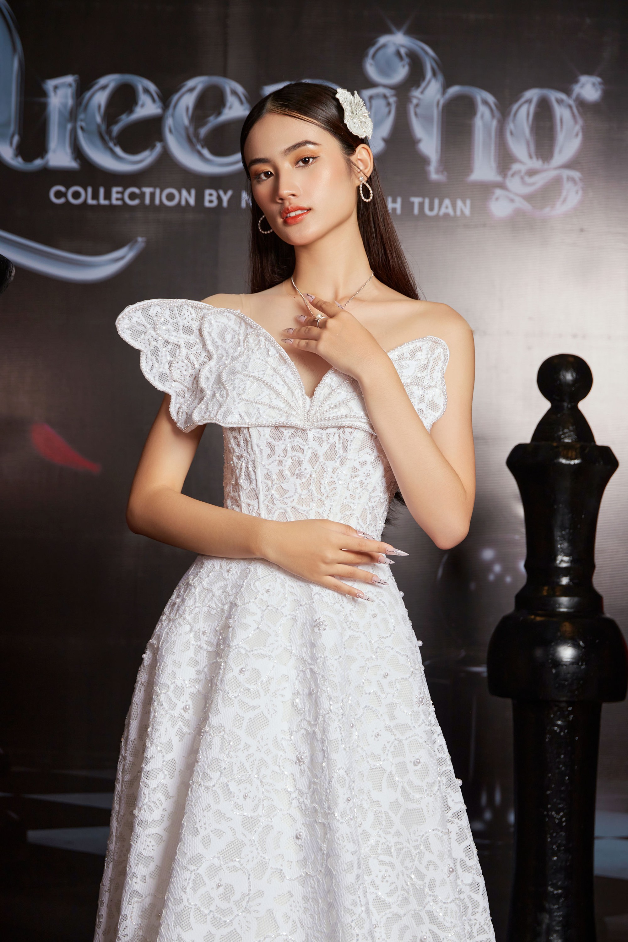 Hoa hậu Huỳnh Trần Ý Nhi gợi cảm khi diện váy của Nguyễn Minh Tuấn - Ảnh 1.