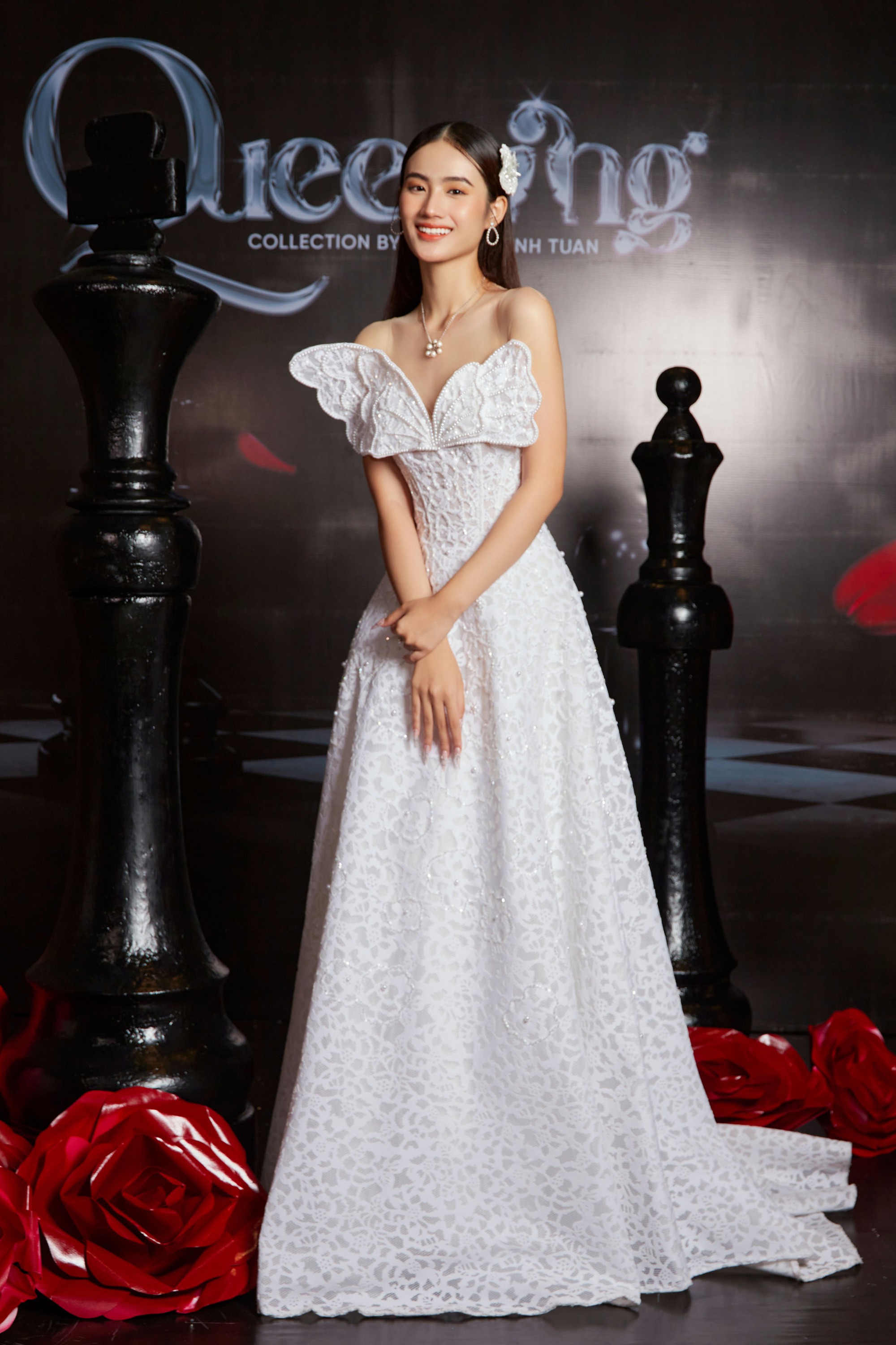 Hoa hậu Huỳnh Trần Ý Nhi gợi cảm khi diện váy của Nguyễn Minh Tuấn - Ảnh 2.