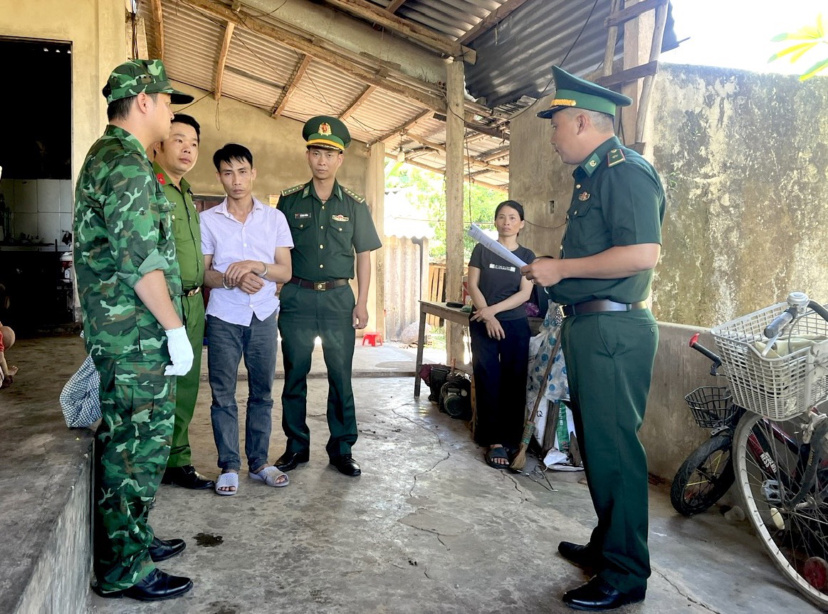 Truy đuổi, bắt nghi phạm vận chuyển 55 kg chất nổ ở vùng biên Quảng Trị - Ảnh 2.