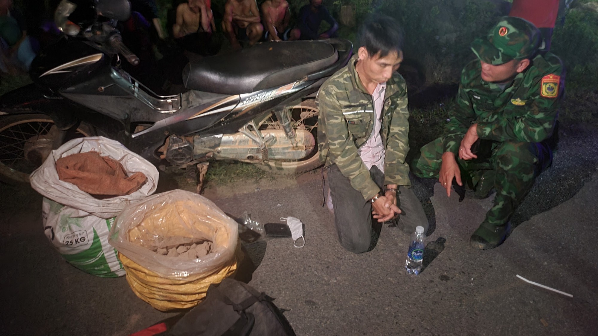 Truy đuổi, bắt nghi phạm vận chuyển 55 kg chất nổ ở vùng biên Quảng Trị - Ảnh 1.