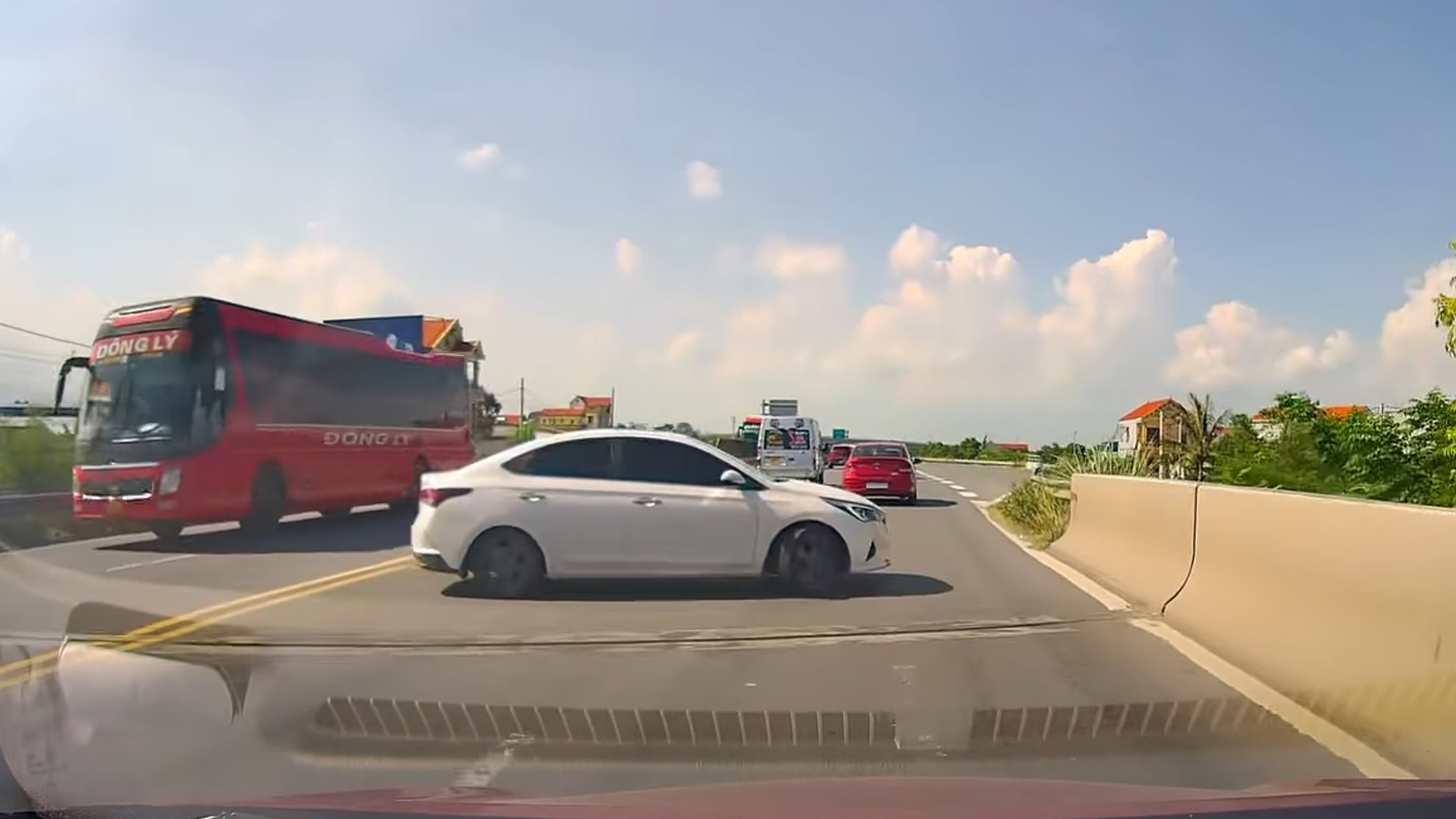 Phẫn nộ ô tô con liều lĩnh, quay đầu 'như tự sát' trên cao tốc - Ảnh 2. Phẫn nộ ô tô con liều lĩnh, quay đầu 'như tự sát' trên cao tốc - Ảnh 2.