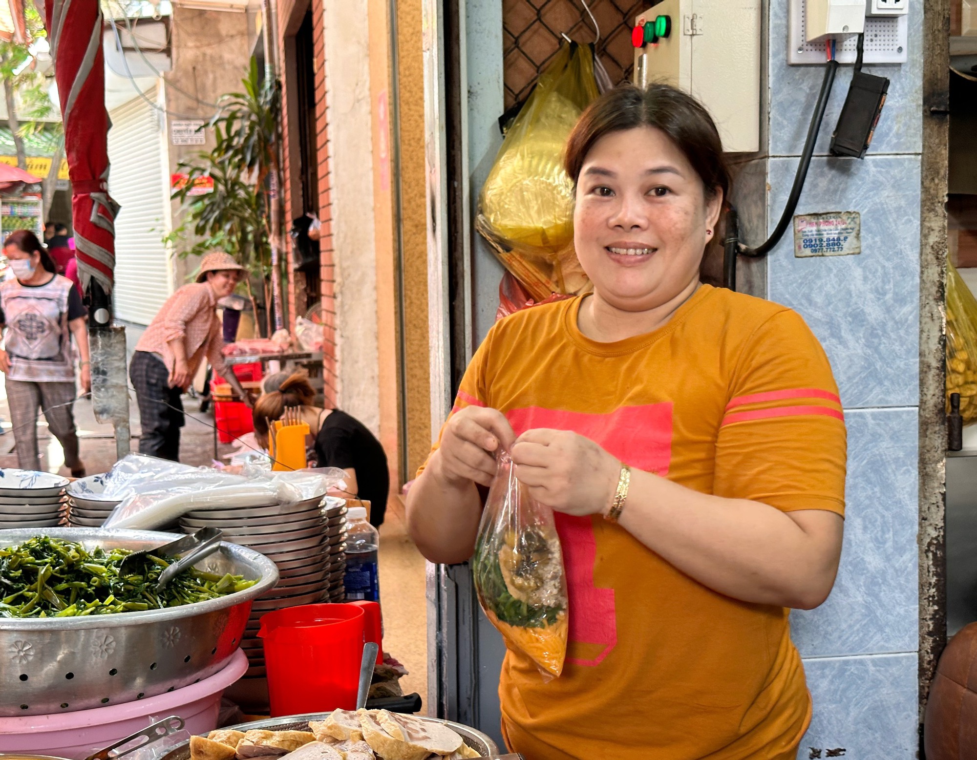Bán cá 20 năm, bà chủ mở canh bún chợ Nguyễn Văn Trỗi: Từng sợ… khách đông - Ảnh 7.