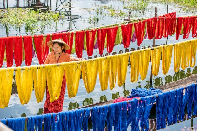 Đến Myanmar ngắm lụa hoa sen – thưởng lãm nguyên liệu thời trang đắt nhất thế giới - Ảnh 3.