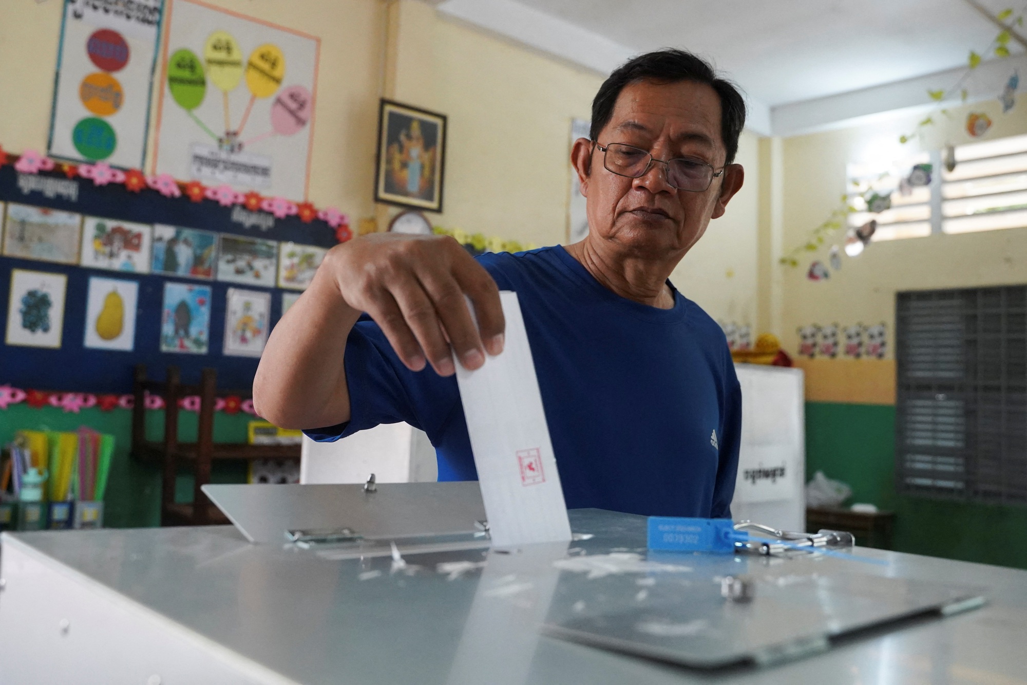 Đảng cầm quyền Campuchia tuyên bố thắng áp đảo - Ảnh 1.