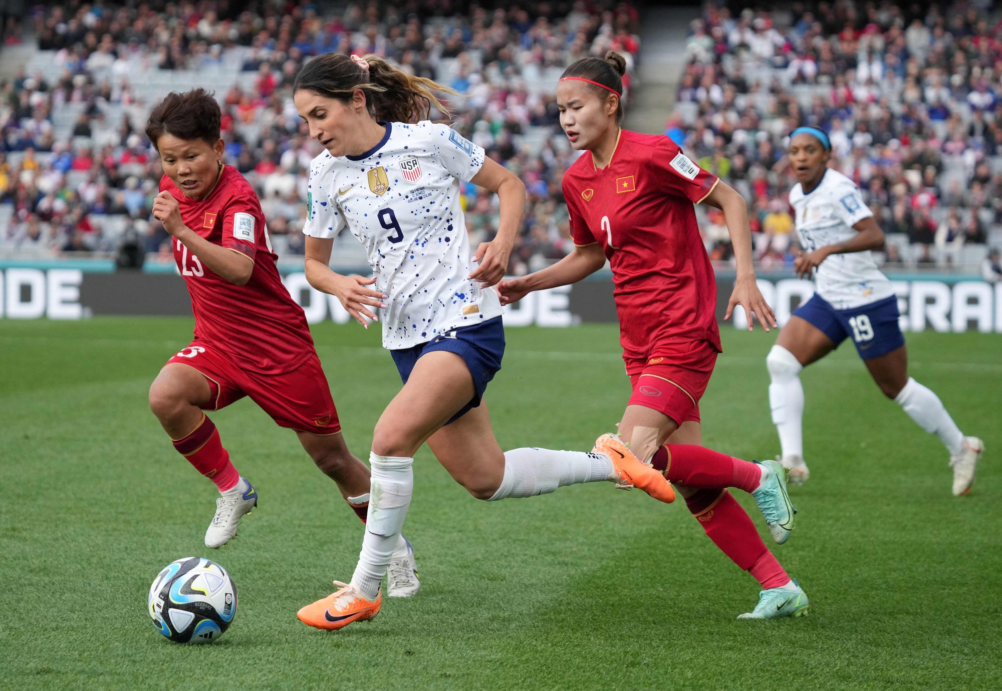 Bích Thùy và Thu Thương ngăn cản đường đi bóng của cầu thủ đội tuyển nữ Mỹ