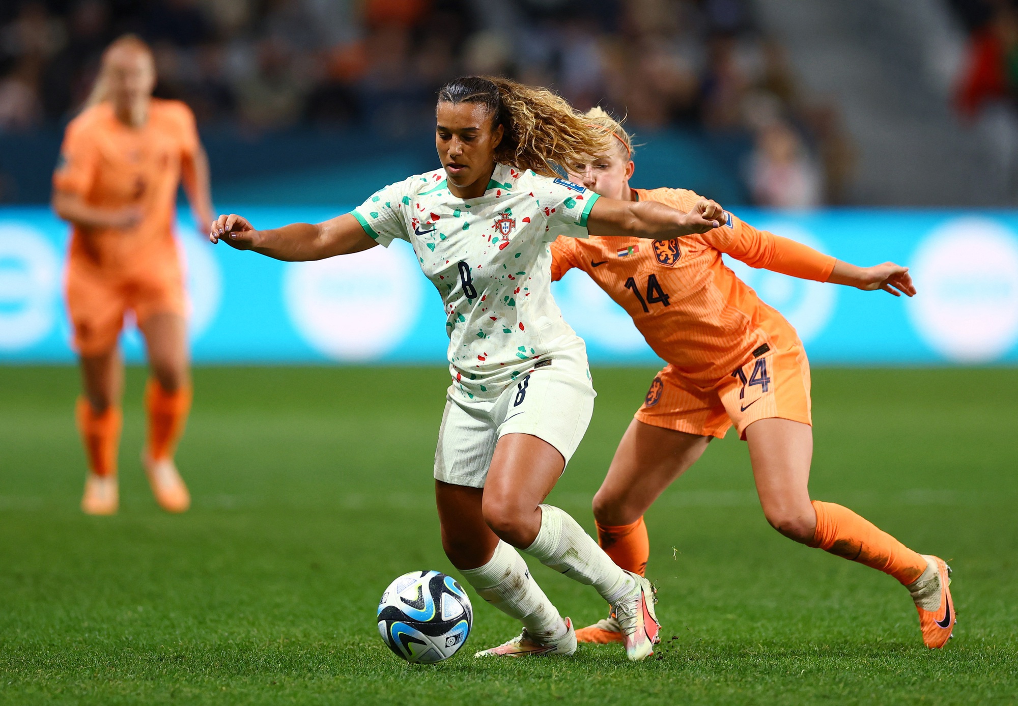 Các cầu thủ đội tuyển nữ Bồ Đào trong trận so tài sòng phẳng với Hà Lan