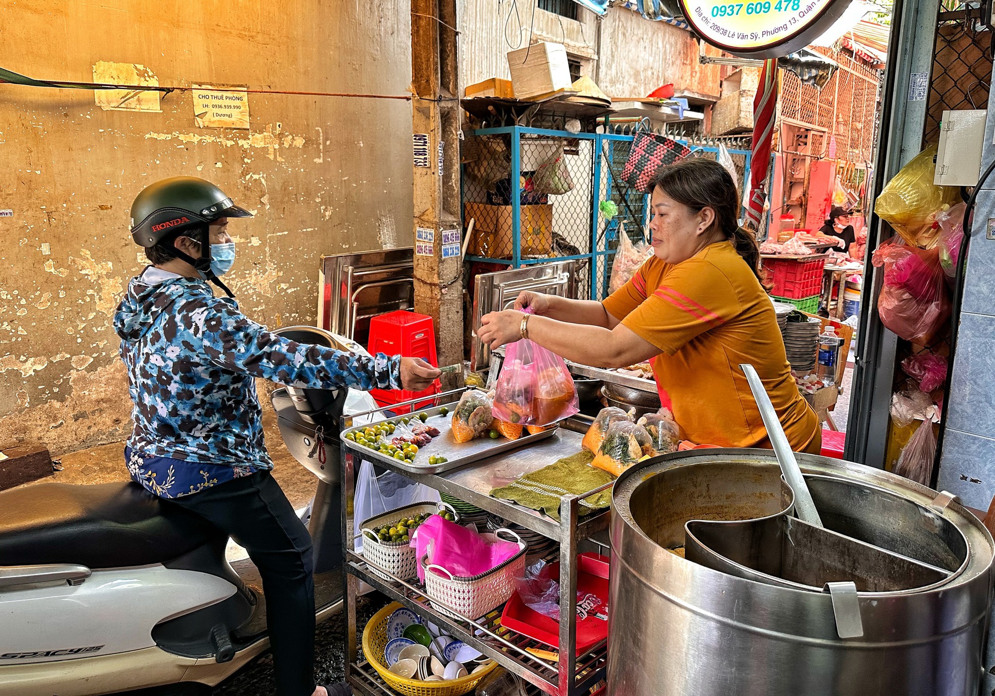 Bán cá 20 năm, bà chủ mở canh bún chợ Nguyễn Văn Trỗi: Từng sợ… khách đông - Ảnh 3.