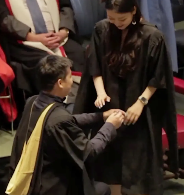 Chàng trai cầu hôn bạn gái ngay trong lễ tốt nghiệp - Ảnh 1.