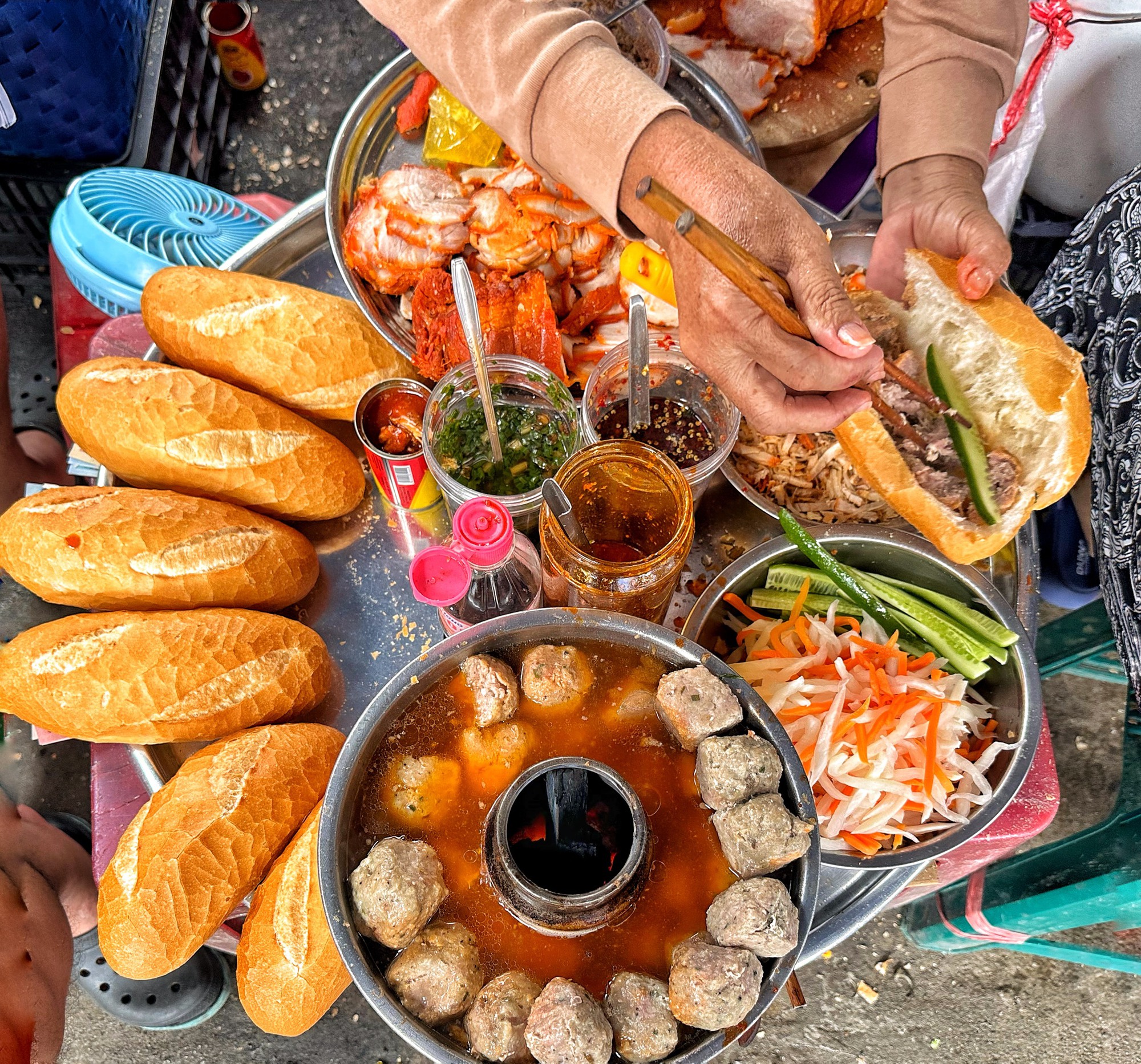 Gánh bánh mì nửa thế kỷ ngon có tiếng chợ An Đông: ‘Chén cơm’ cả gia đình - Ảnh 3.