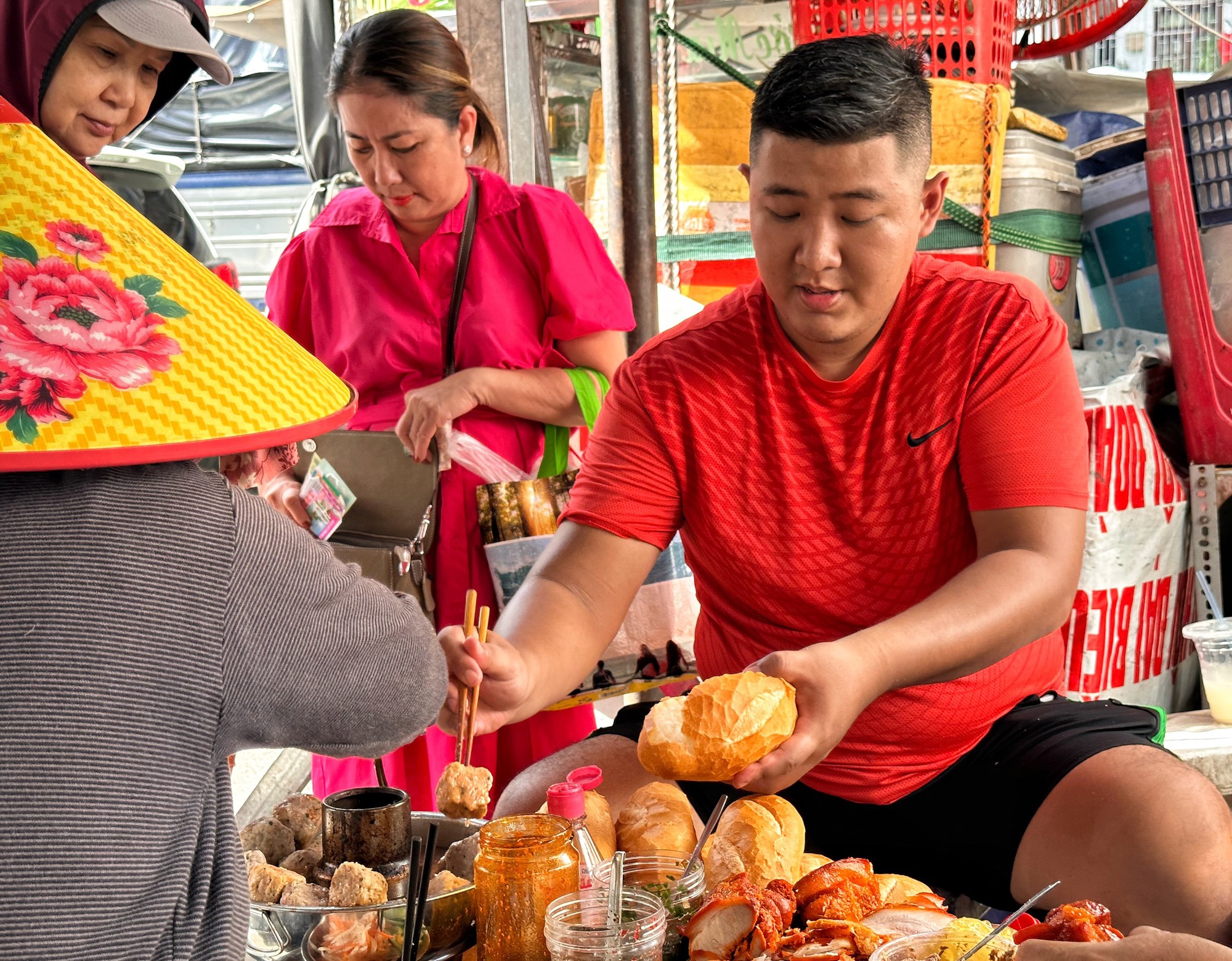 Gánh bánh mì nửa thế kỷ ngon có tiếng chợ An Đông: ‘Chén cơm’ cả gia đình - Ảnh 5.