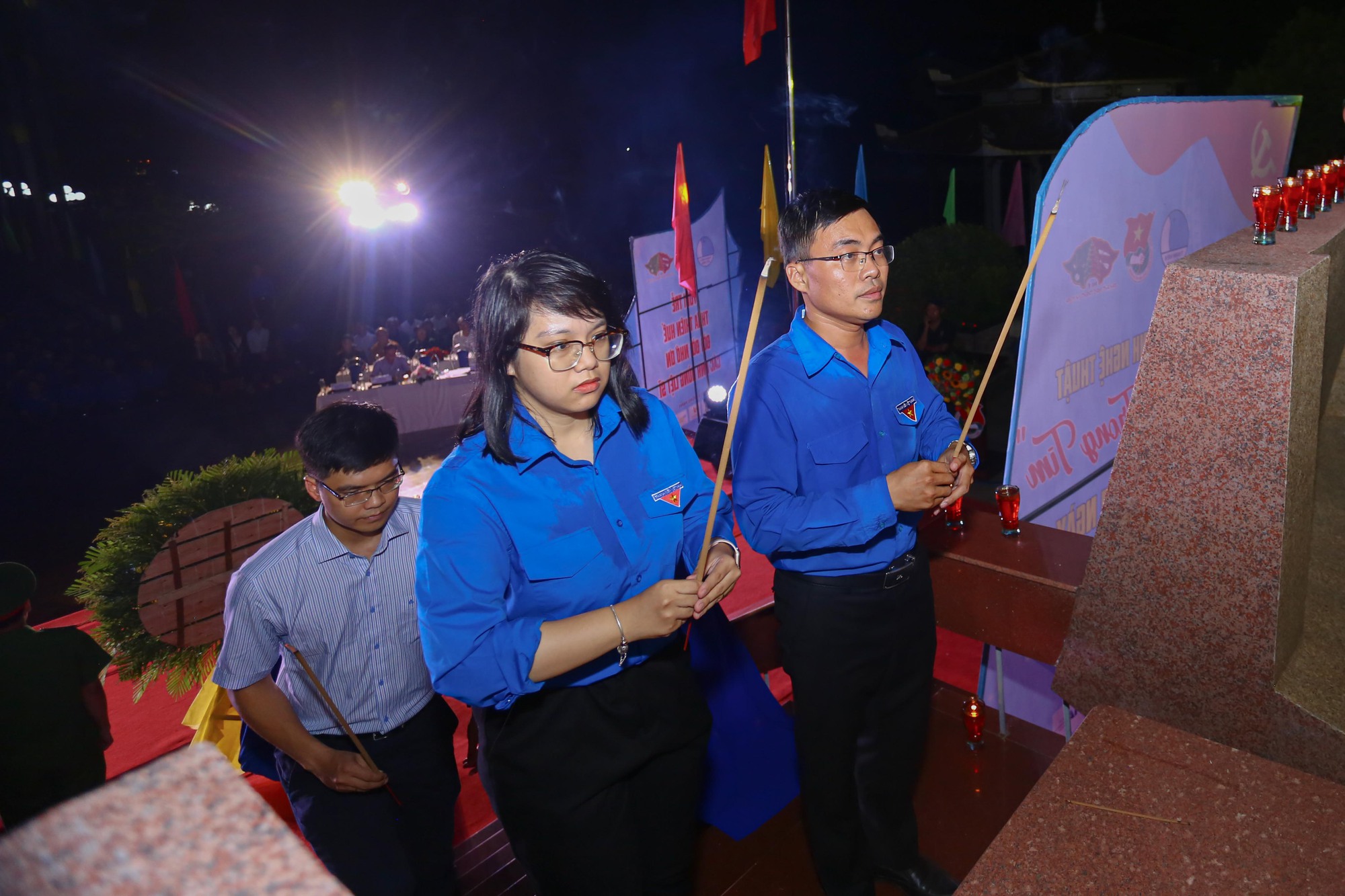 Thiên liêng đêm tri ân các anh hùng liệt sĩ của tuổi trẻ Thừa Thiên - Huế - Ảnh 1.
