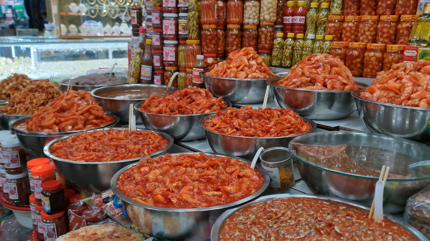 Ghé chợ Đông Ba, ‘học lỏm’ bí quyết chọn đặc sản mắm tôm chua chuẩn vị Huế - Ảnh 4.