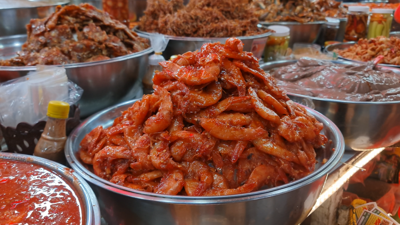 Ghé chợ Đông Ba, ‘học lỏm’ bí quyết chọn đặc sản mắm tôm chua chuẩn vị Huế - Ảnh 2.