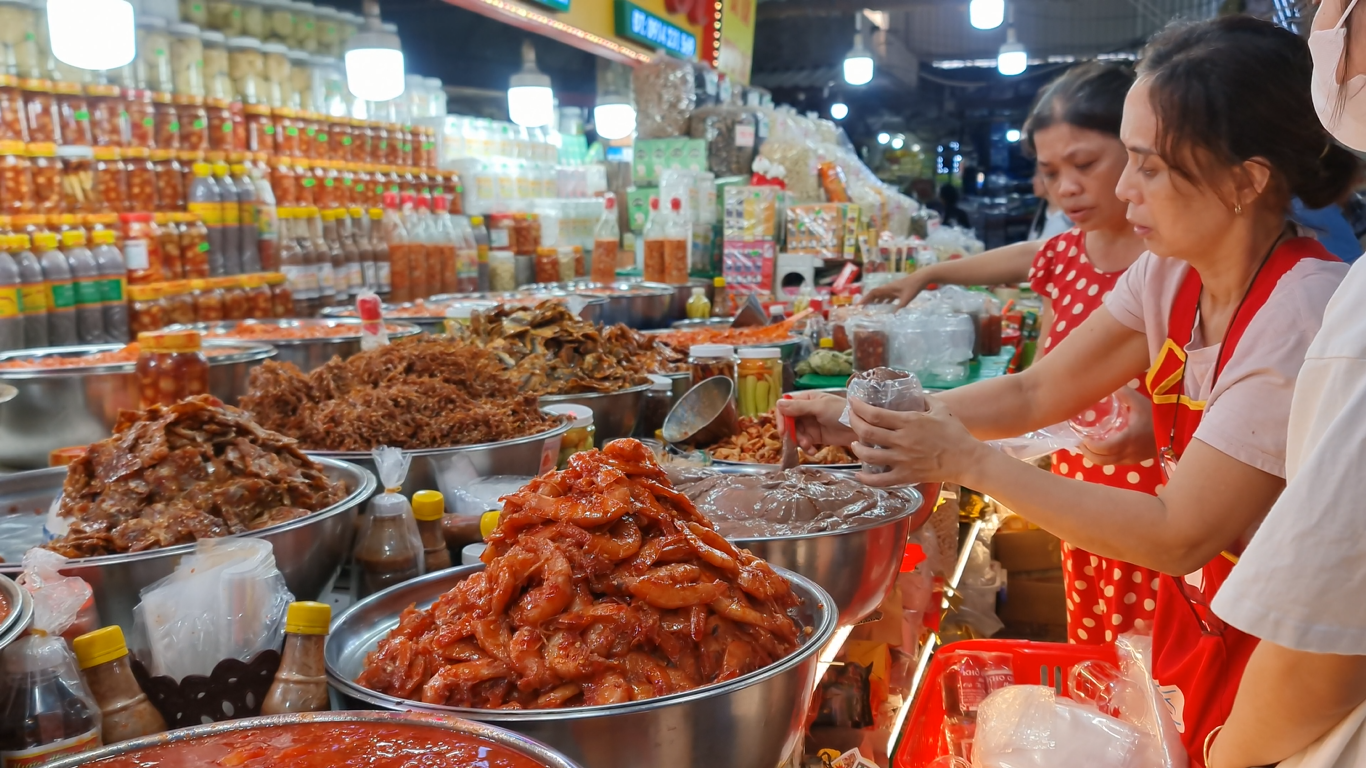 Ghé chợ Đông Ba, ‘học lỏm’ bí quyết chọn đặc sản mắm tôm chua chuẩn vị Huế - Ảnh 3.