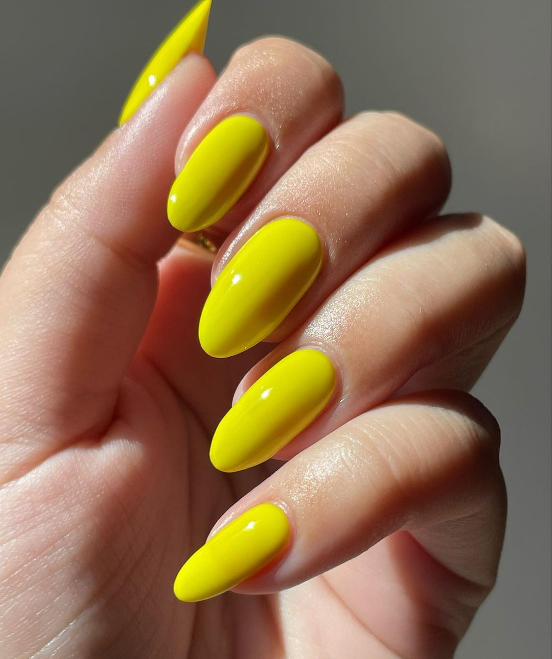 30+ Ý tưởng về những mẫu nail màu vàng cực đẹp hot trend 2022