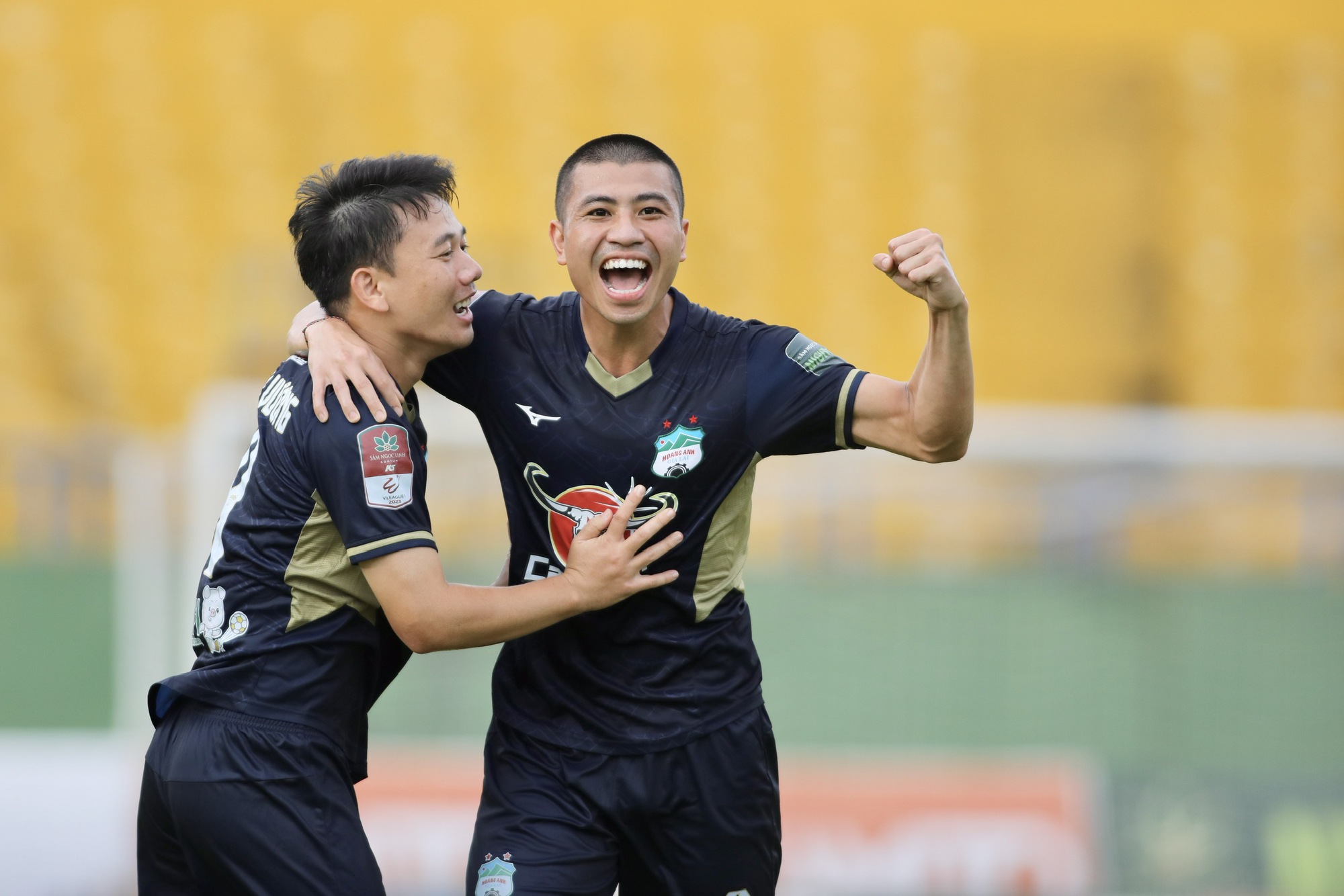 Minh Vương và Thanh Bình ăn mừng bàn thắng trên sân Bình Dương