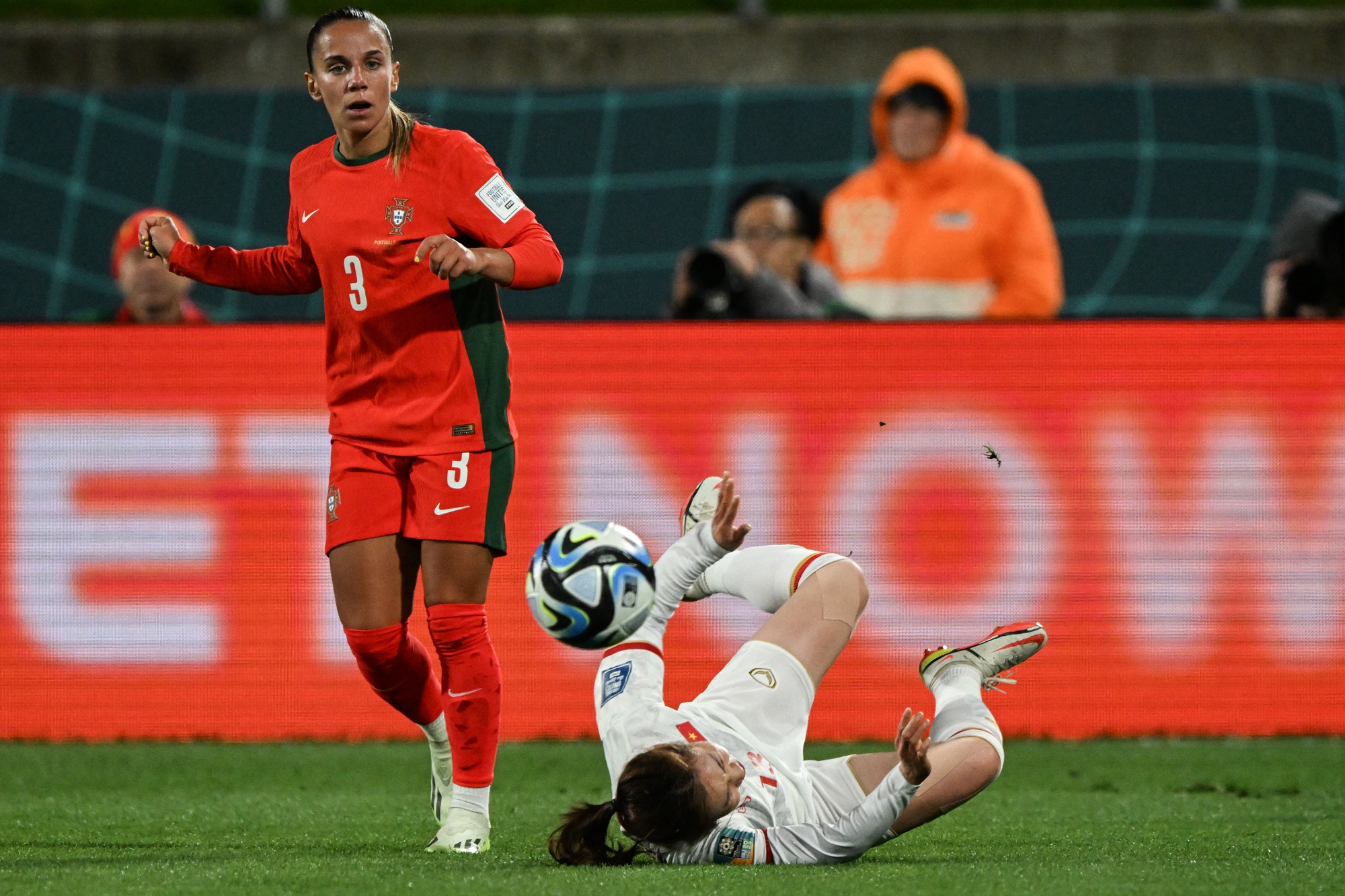 Vì sao đội tuyển nữ Việt Nam thủng lưới chóng vánh trước Bồ Đào Nha? - Ảnh 1.