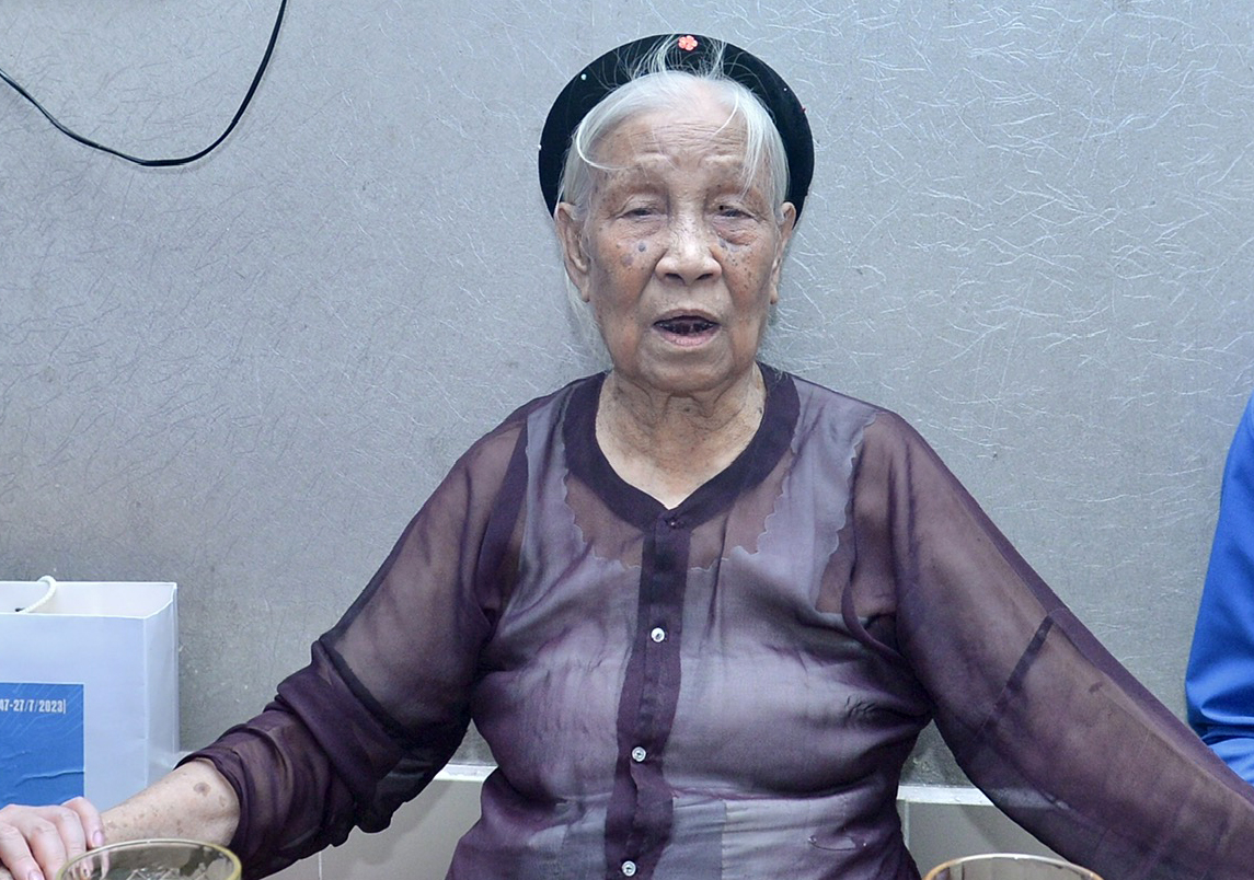 Mẹ VN anh hùng 98 tuổi ở Hà Nội: 'Khi nghe danh hiệu, tôi lại nhớ con' - Ảnh 1.
