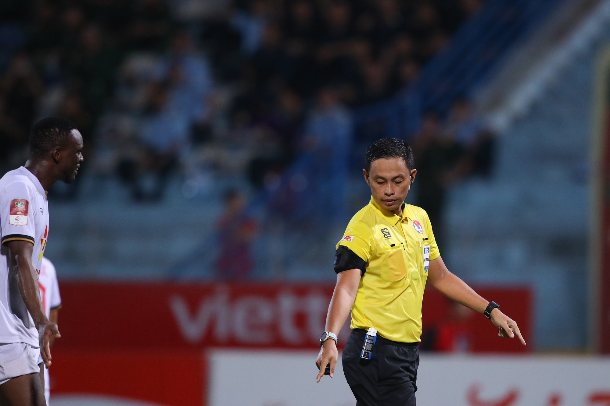 VAR 'trình làng' V-League, 2 lần can thiệp giúp CLB Viettel ghi bàn - Ảnh 3.