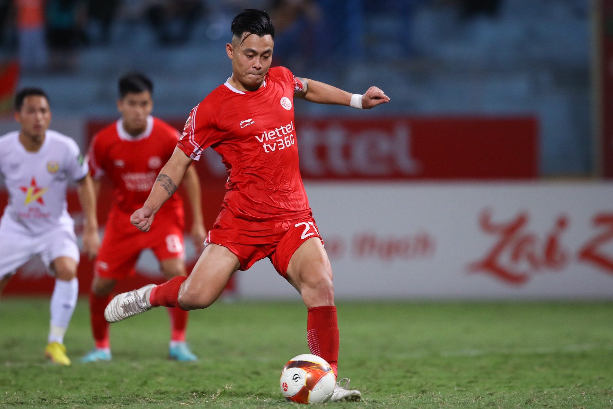 VAR 'trình làng' V-League, 2 lần can thiệp giúp CLB Viettel ghi bàn - Ảnh 9.