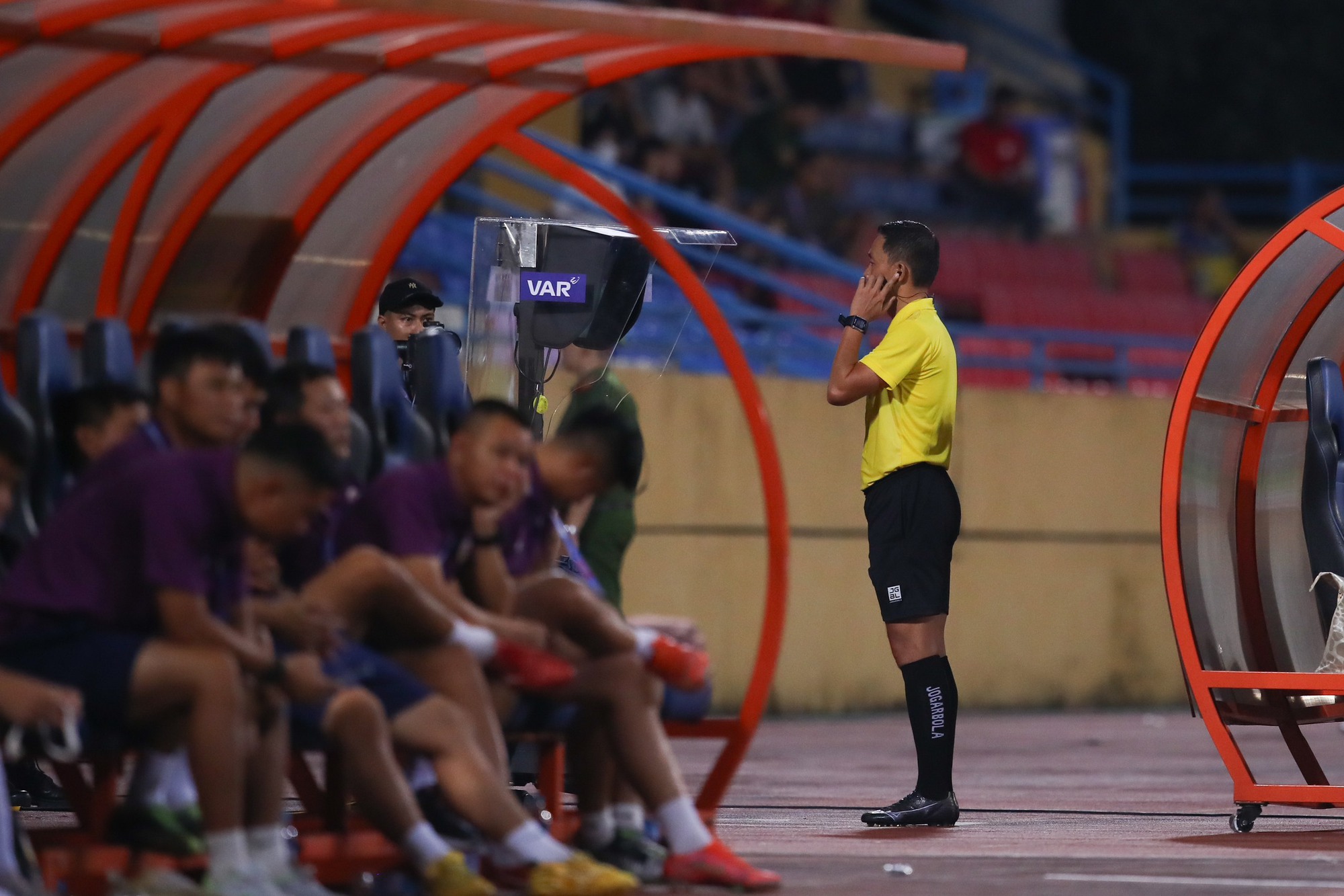VAR 'trình làng' V-League, 2 lần can thiệp giúp CLB Viettel ghi bàn - Ảnh 4. VAR 'trình làng' V-League, 2 lần can thiệp giúp CLB Viettel ghi bàn - Ảnh 4.
