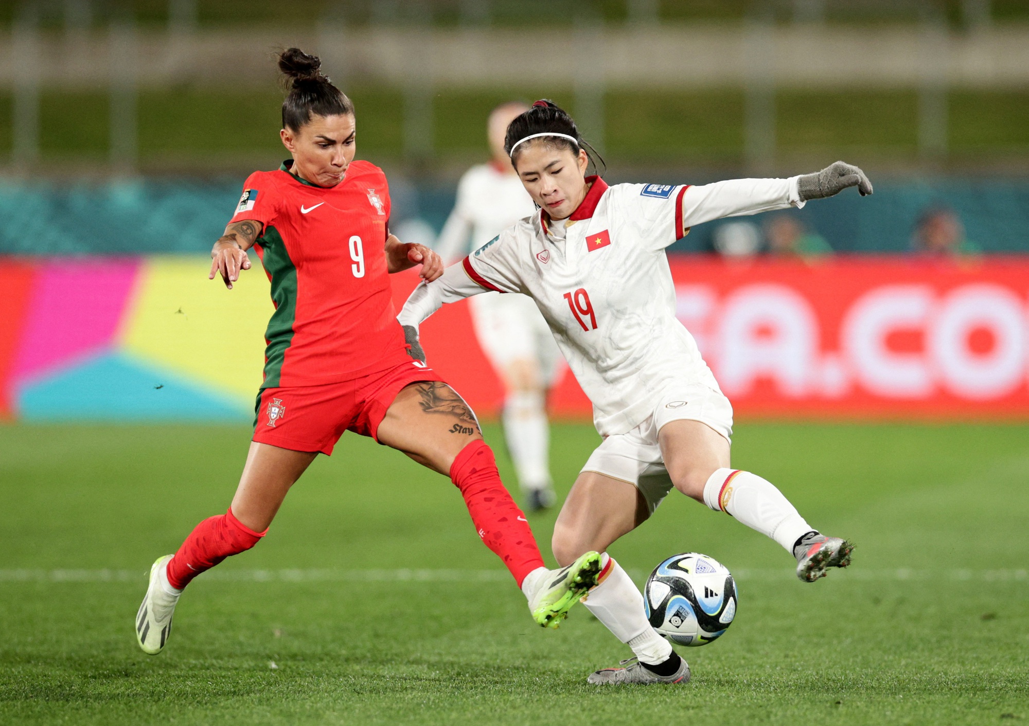 Thanh Nhã kiểm soát bóng trong trận gặp đội tuyển nữ Bồ Đào Nha