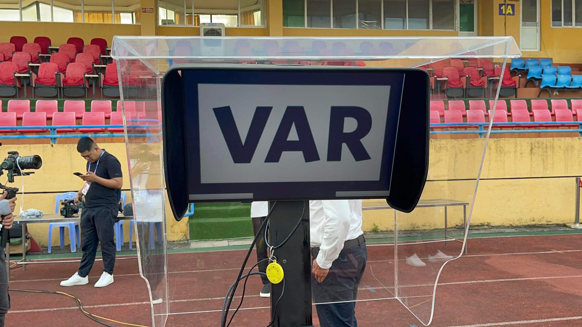 VAR 'cập bến' sân Hàng Đẫy, chuẩn bị lần đầu xuất hiện ở V-League - Ảnh 1.