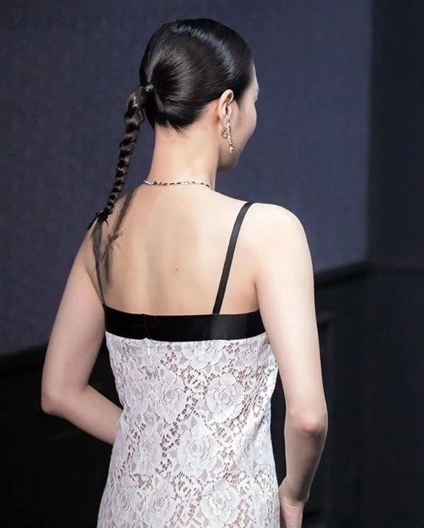 Jennie vắng mặt, Kim Go Eun được dịp chiếm spotlight với váy ren - Ảnh 5.