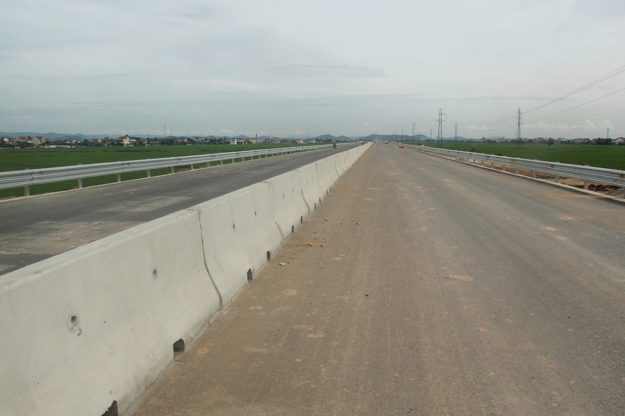 Cận cảnh cao tốc Bắc Nam đoạn Nghi Sơn – Diễn Châu sẽ thông xe ngày 2.9 - Ảnh 1.