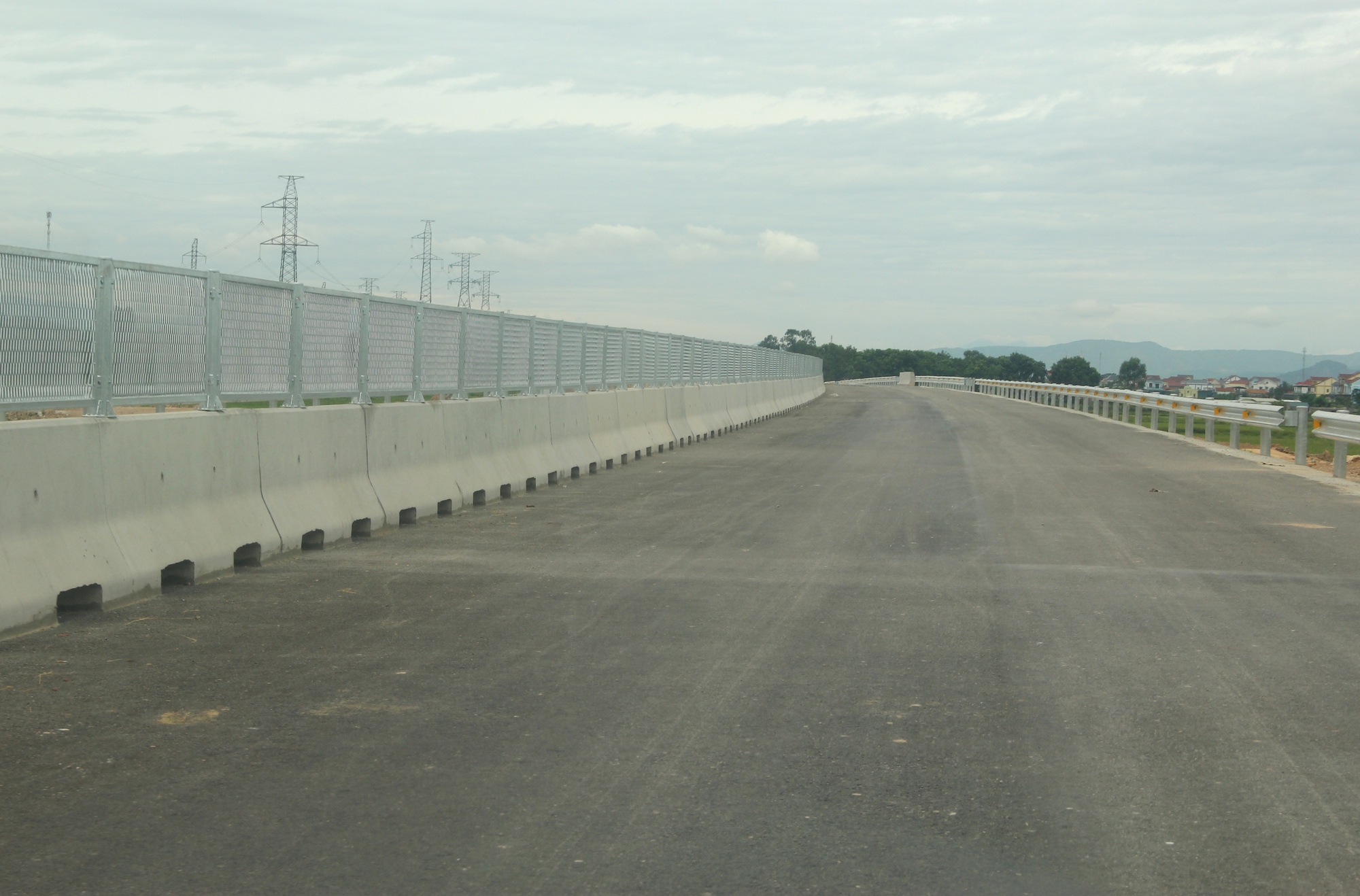 Cận cảnh cao tốc Bắc Nam đoạn Nghi Sơn – Diễn Châu sẽ thông xe ngày 2.9 - Ảnh 2.