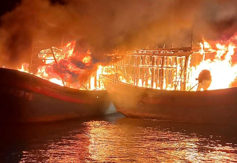 Ngư dân trắng tay sau vụ 5 tàu cá bị cháy rụi  - Ảnh 1.