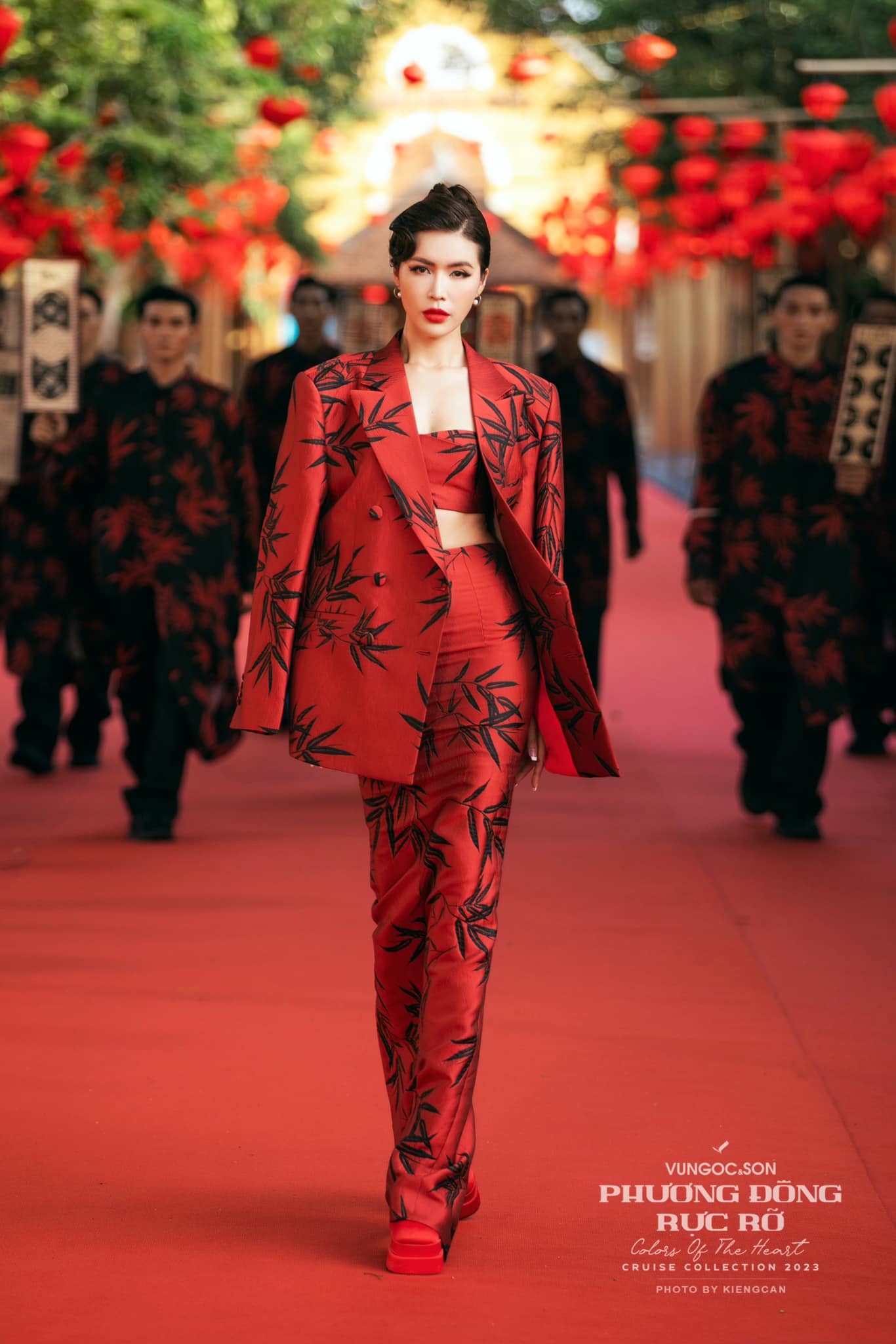 'Rừng' hoa hậu đổ bộ trên thảm đỏ Hội An dự show thời trang - Ảnh 3.
