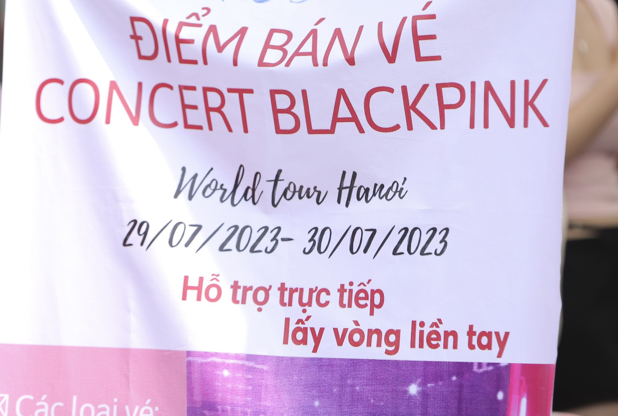 Sát giờ G, phe vé vất vả tìm người xem BlackPink biểu diễn - Ảnh 2. Sát giờ G, phe vé vất vả tìm người xem BlackPink biểu diễn - Ảnh 2.