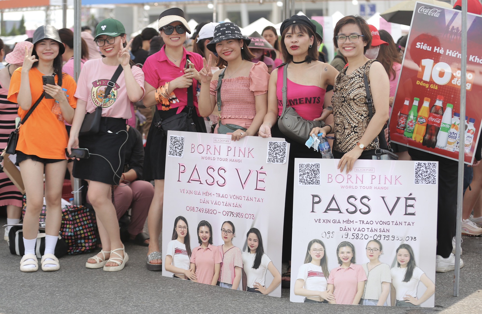 Sát giờ G, phe vé vất vả tìm người xem BlackPink biểu diễn - Ảnh 1. Sát giờ G, phe vé vất vả tìm người xem BlackPink biểu diễn - Ảnh 1.